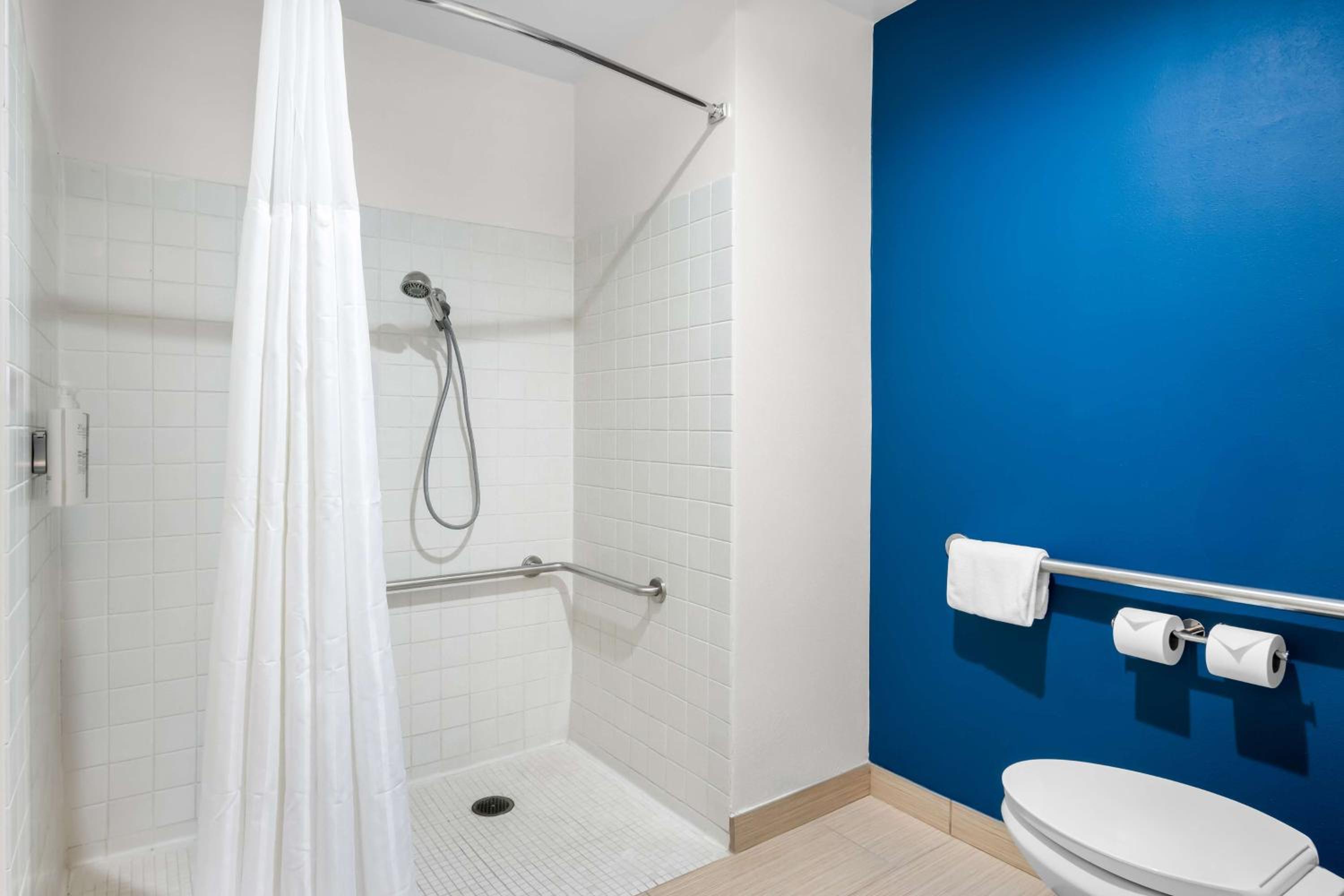 Queen Room with Roll-in Shower - Mobility Accessible - Photo 3