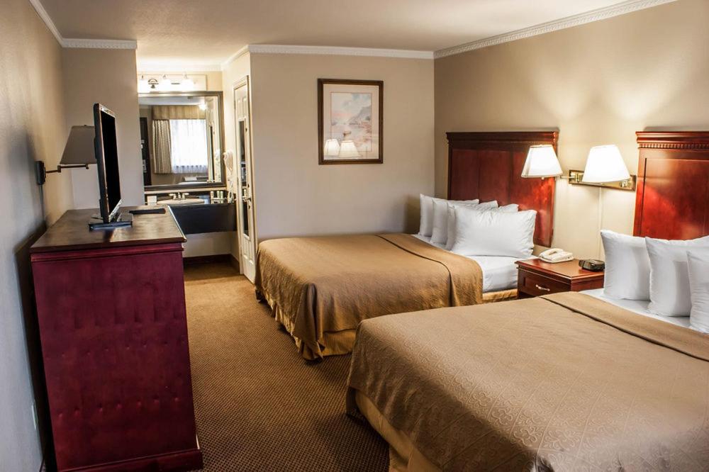 Queen Room with Two Queen Beds - Non-Smoking - Photo 6