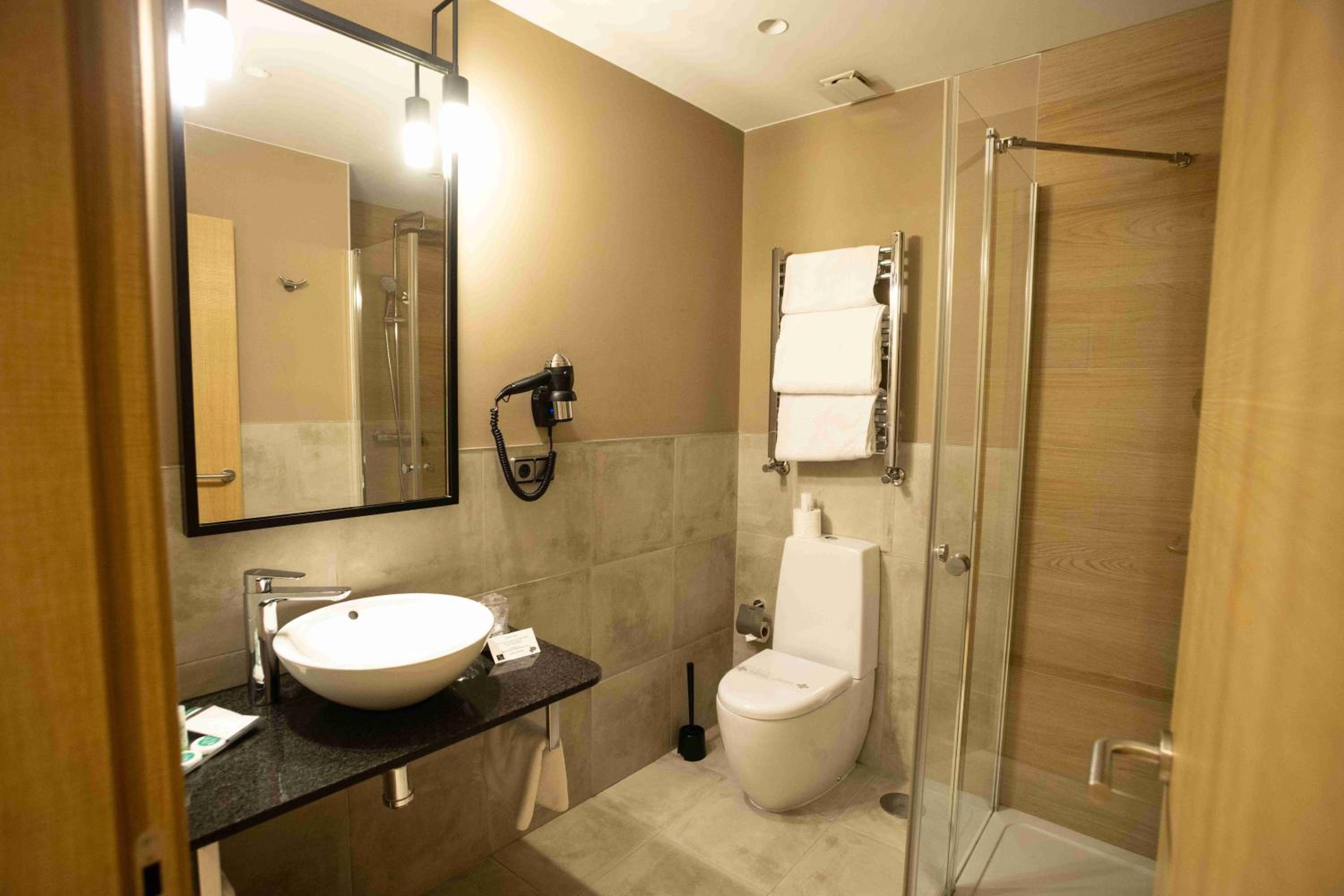 Standard Queen Room