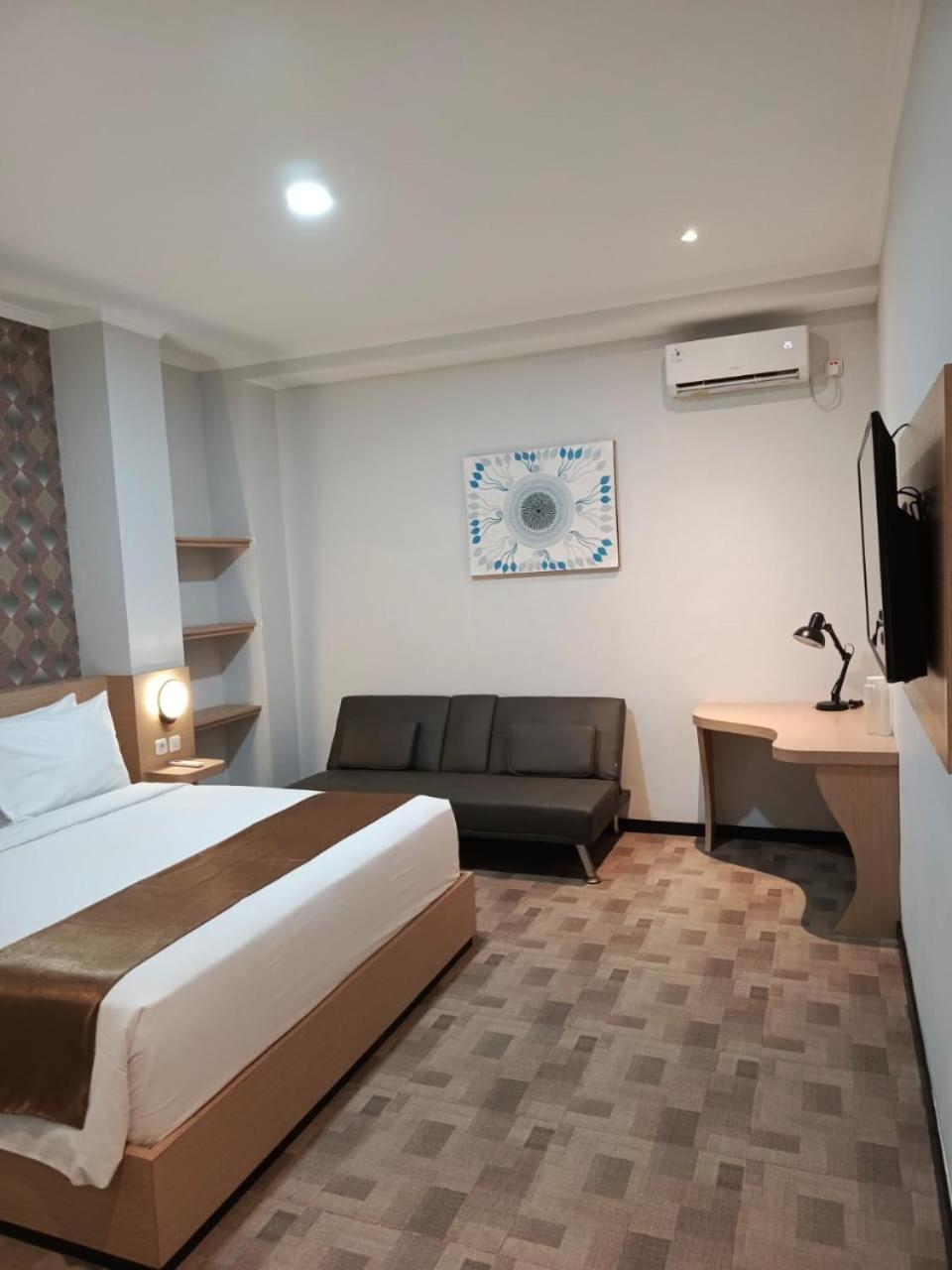 Suite - Photo 1