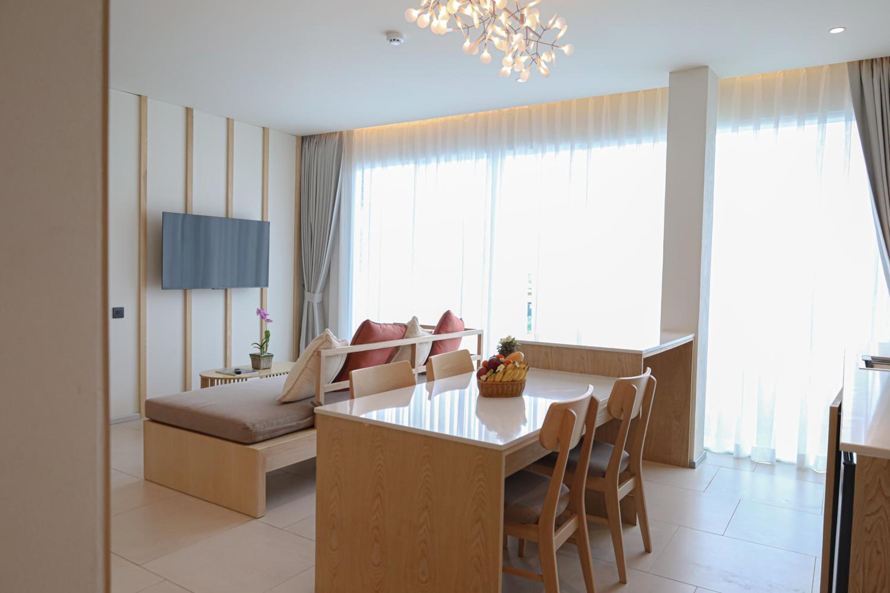 Executive Suite - Photo 2