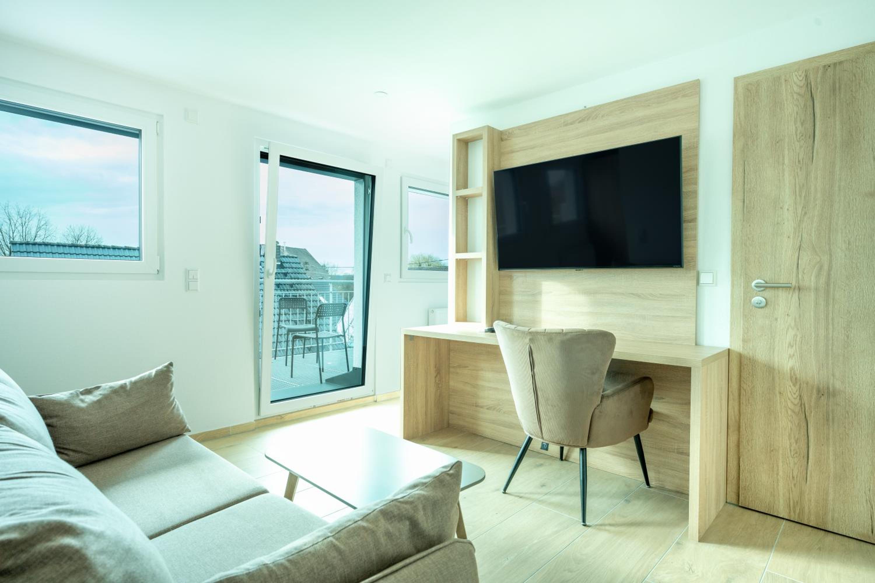 Suite with Hot Tub - Photo 8