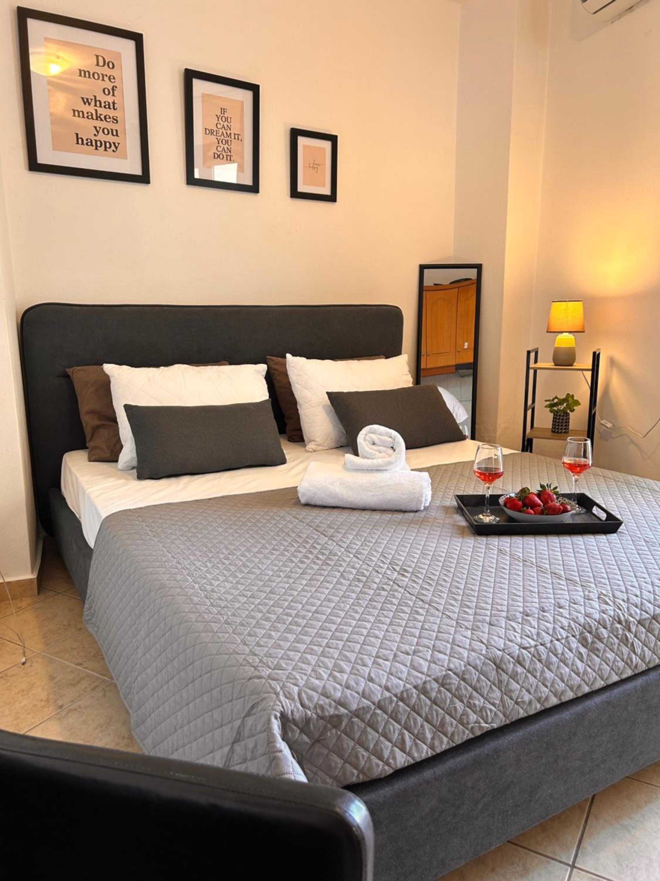 One-Bedroom Apartment with Balcony photo 3