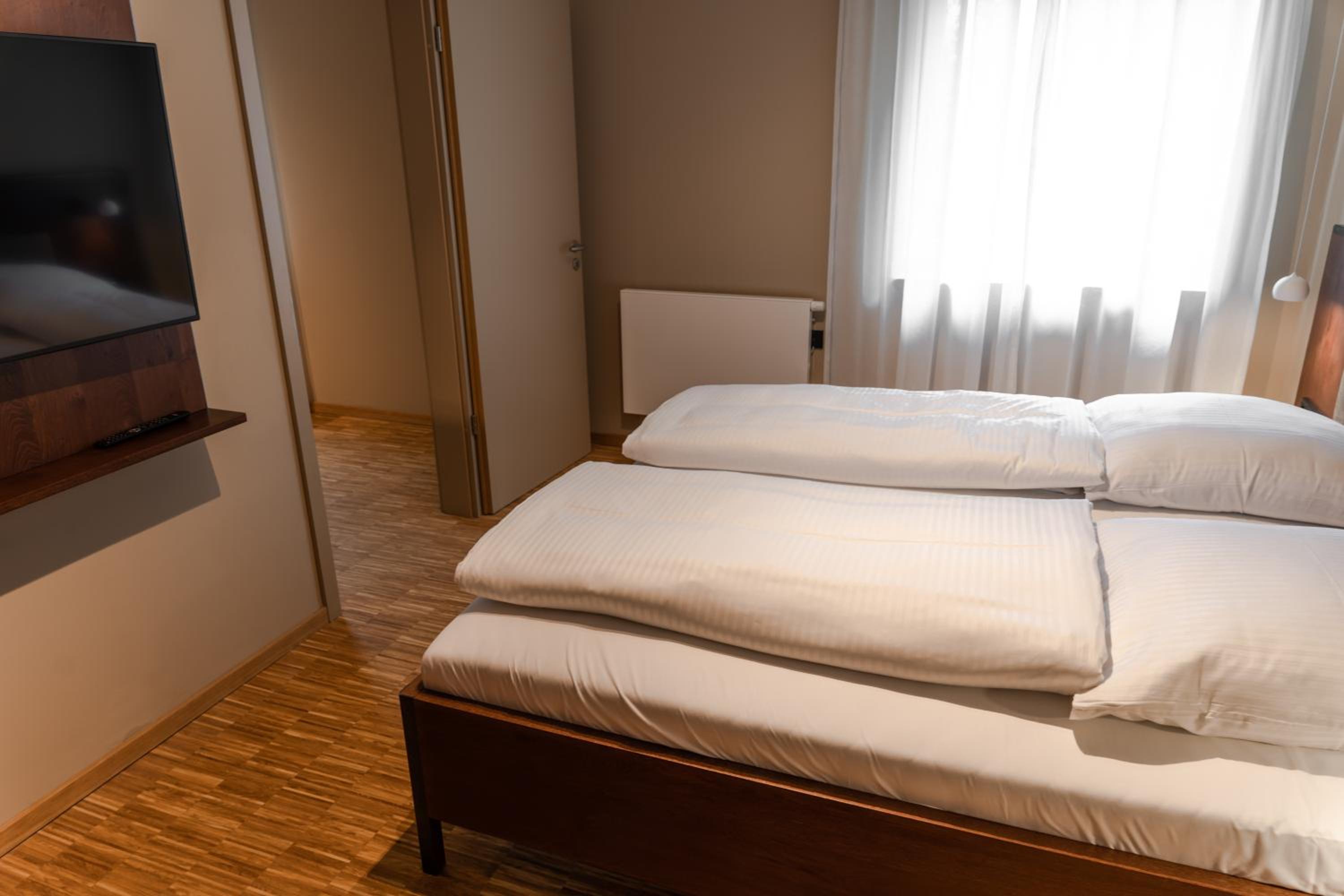 Deluxe Double Room with Shower - Photo 6