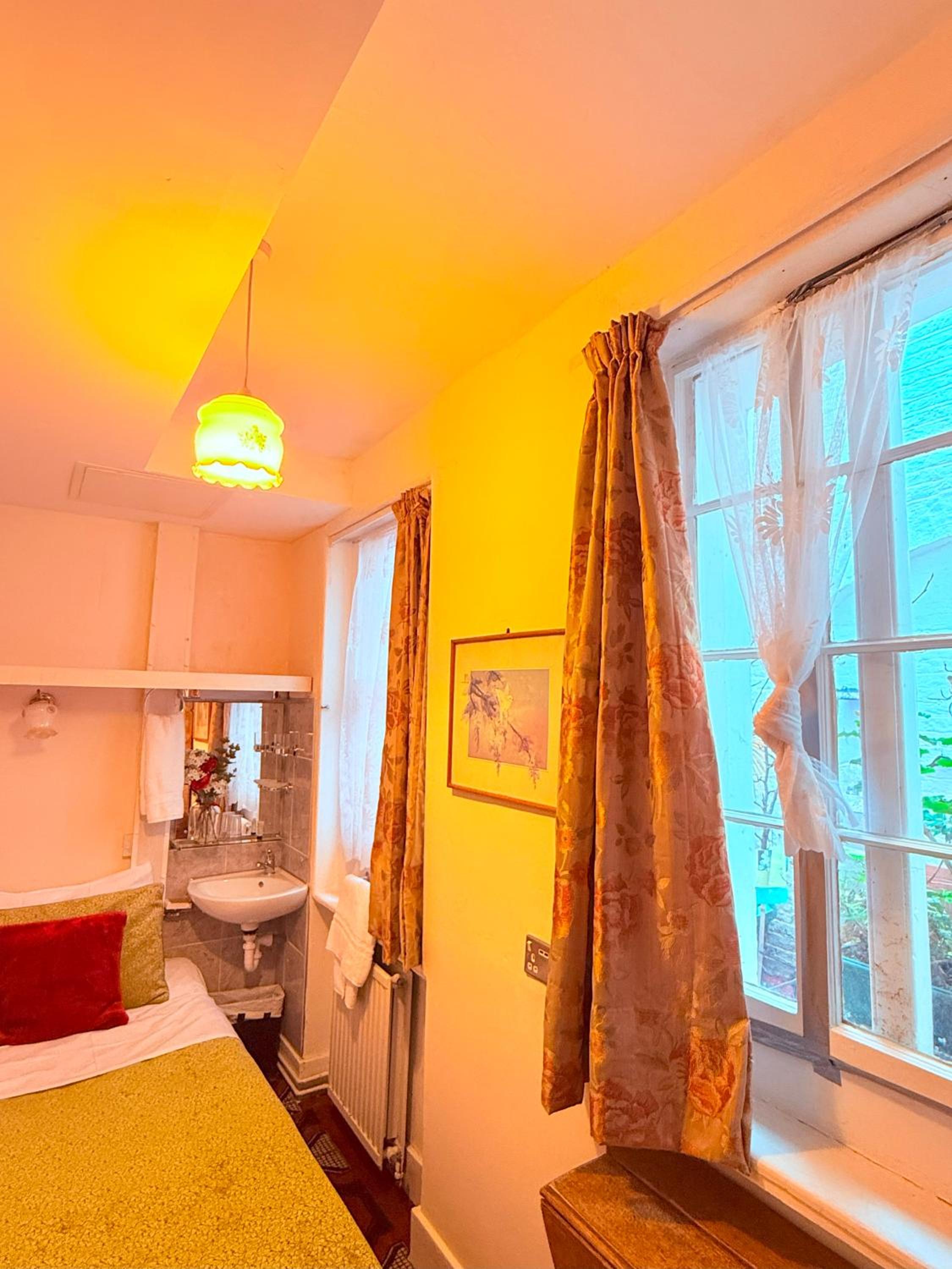 Single Room with Shared Shower and Toilet photo 1