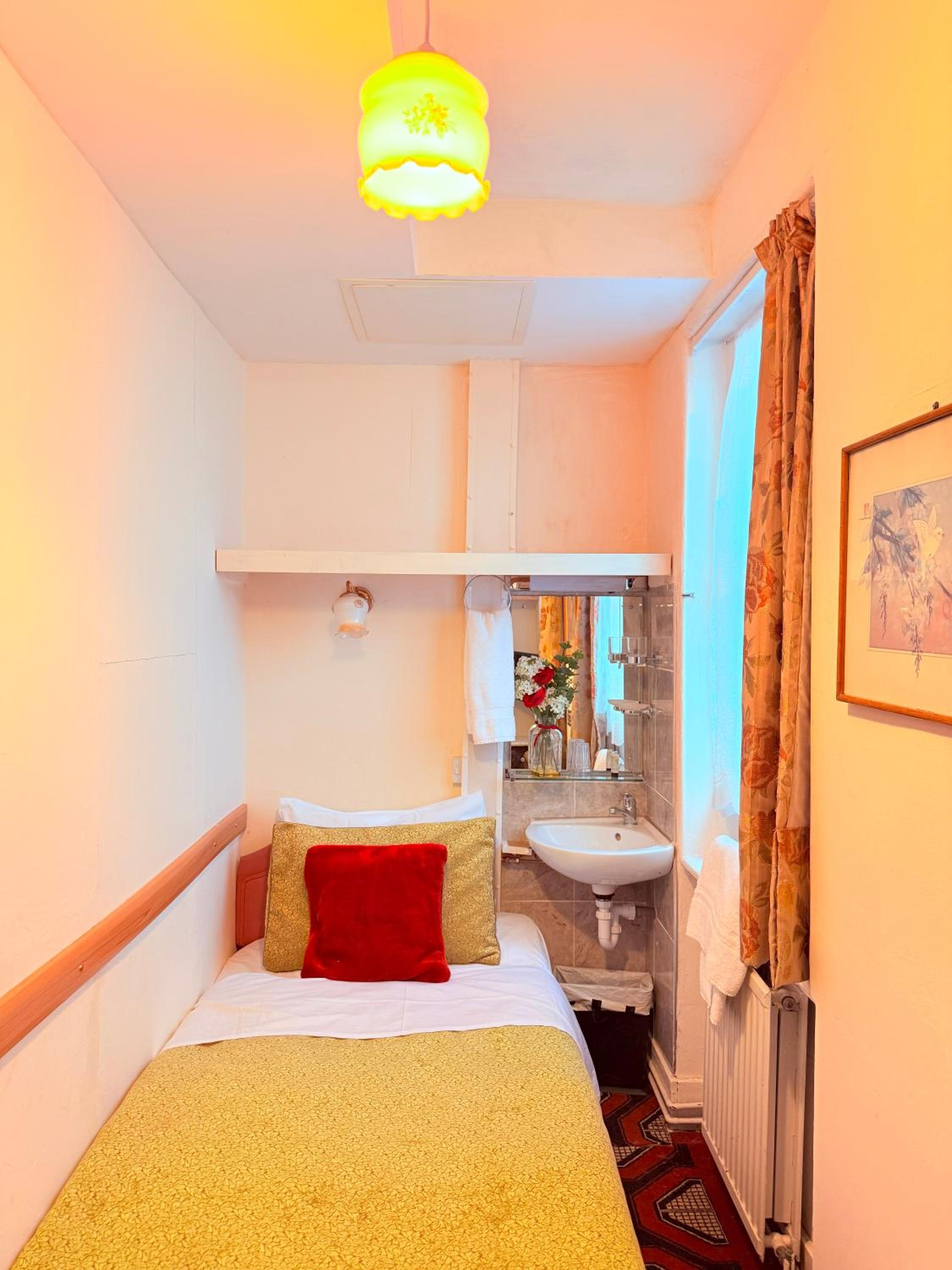 Single Room with Shared Shower and Toilet photo 3