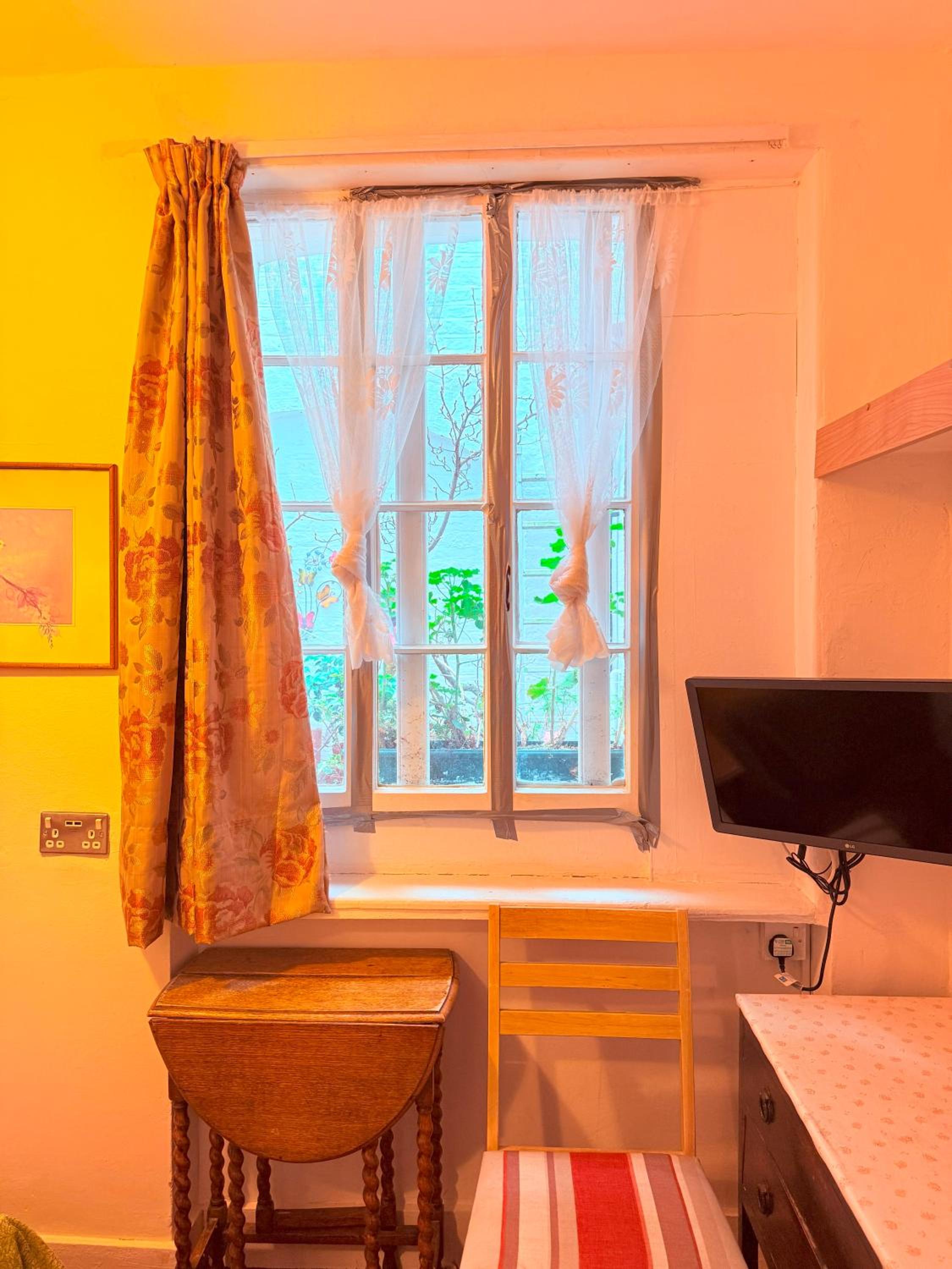 Single Room with Shared Shower and Toilet photo 2