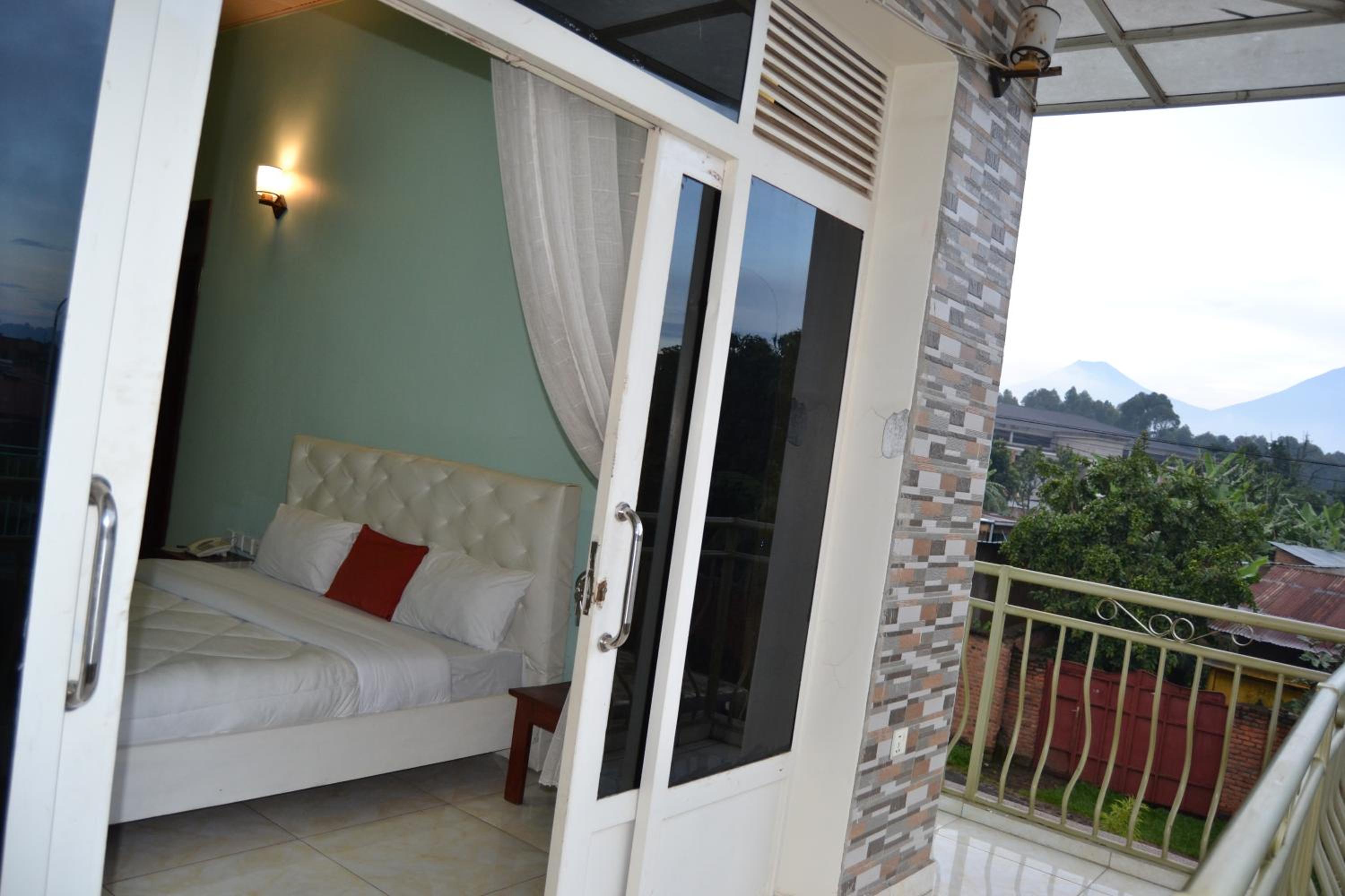 Deluxe Double Room (2 Adults + 1 Child) photo 2