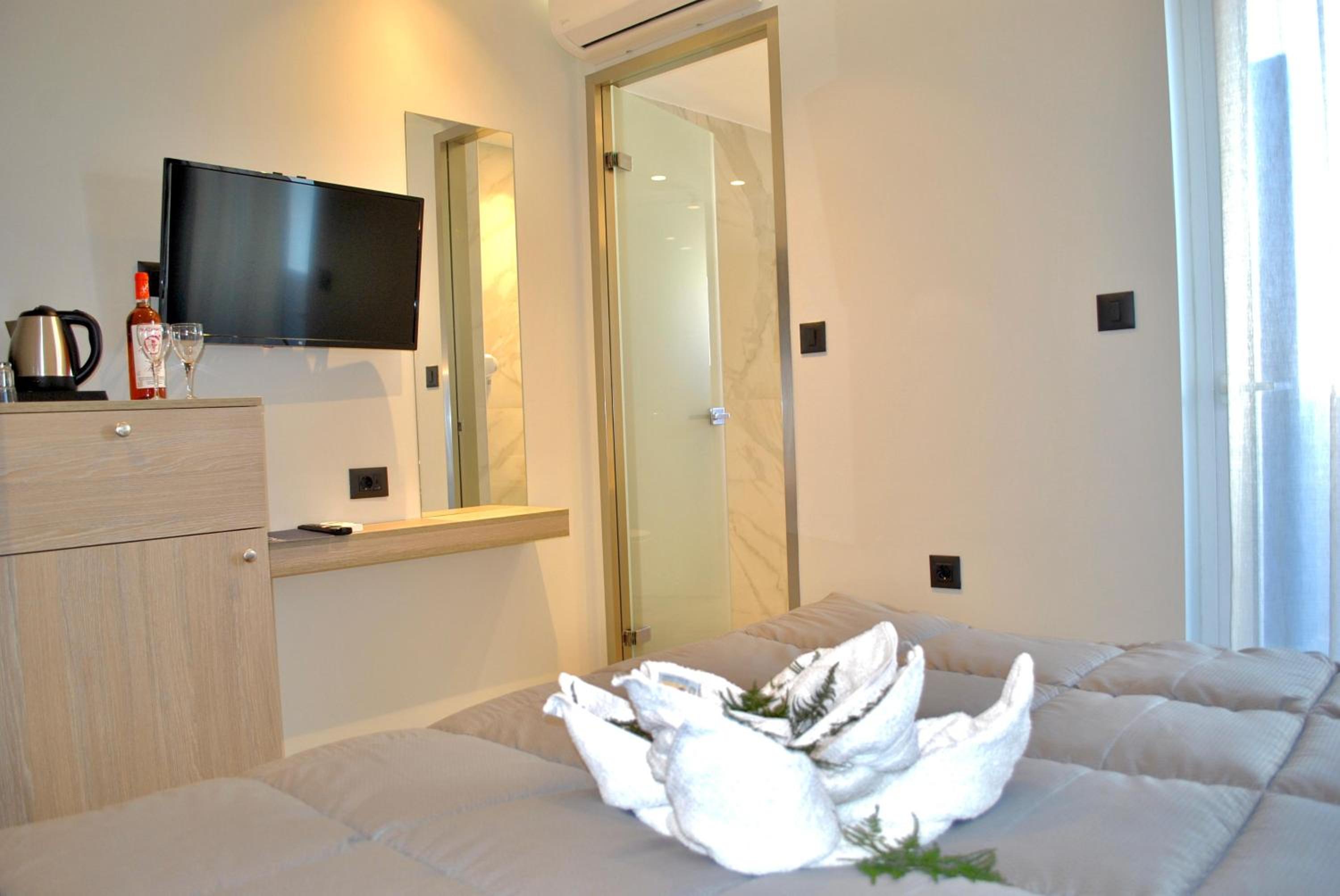 Deluxe Double or Twin Room with Balcony - Photo 3