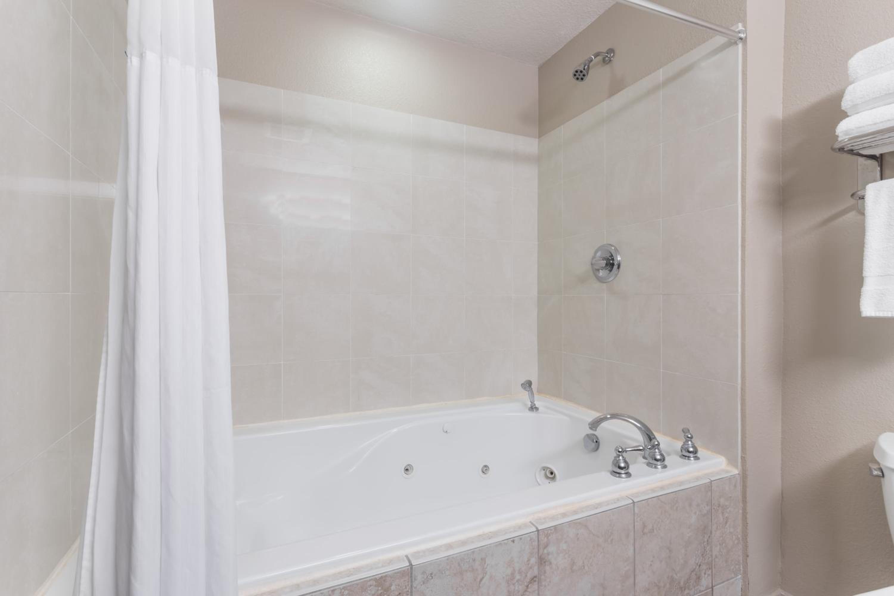 King Suite with Jetted Tub - Photo 29