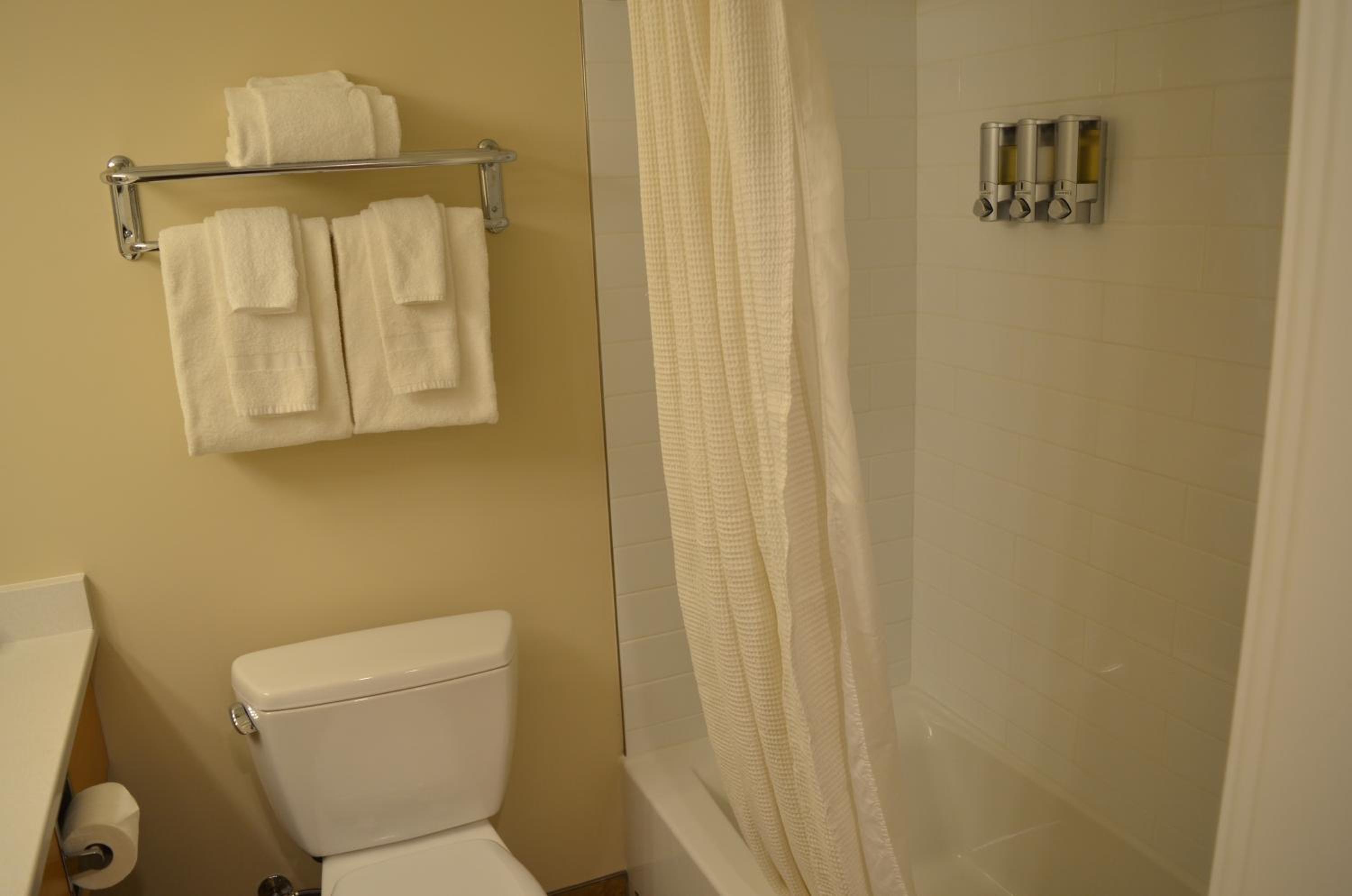 Queen Room with Two Queen Beds with Lake View - Photo 3