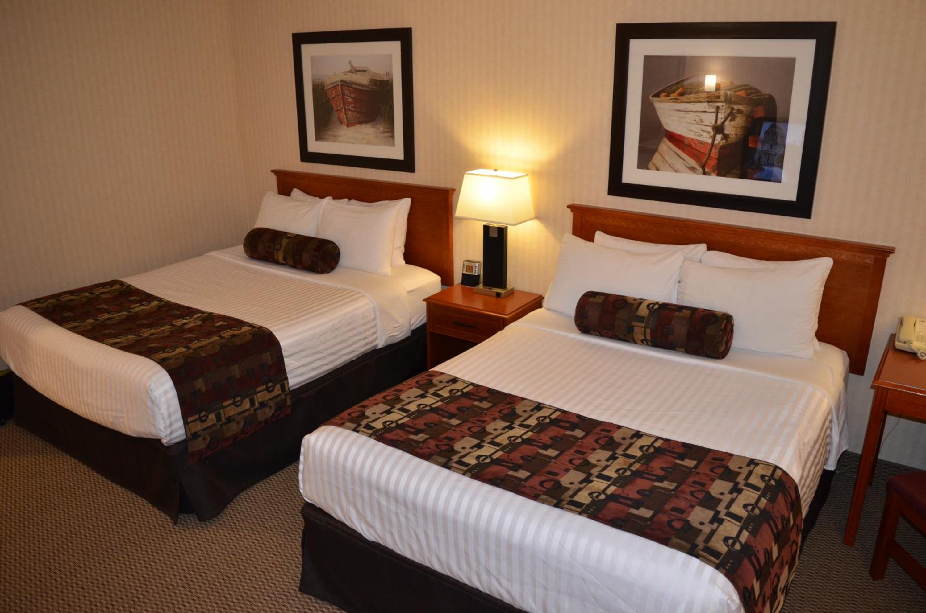 Queen Room with Two Queen Beds with Lake View - Photo 2