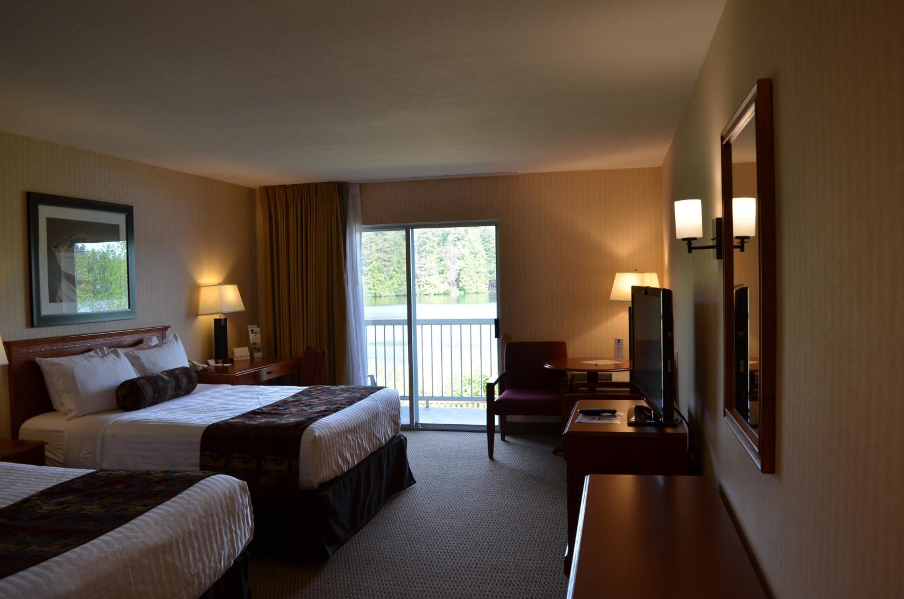 Queen Room with Two Queen Beds with Lake View - Photo 7