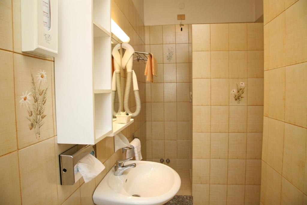 Double or Twin Room - Photo 5