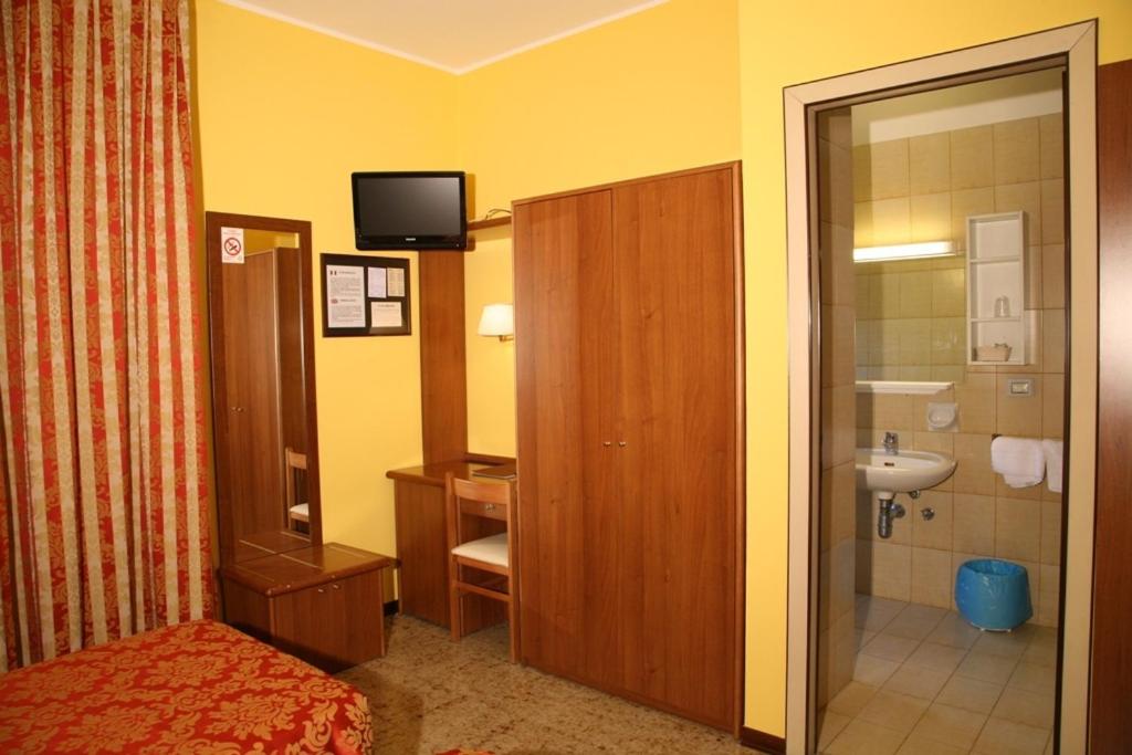 Double or Twin Room - Photo 11