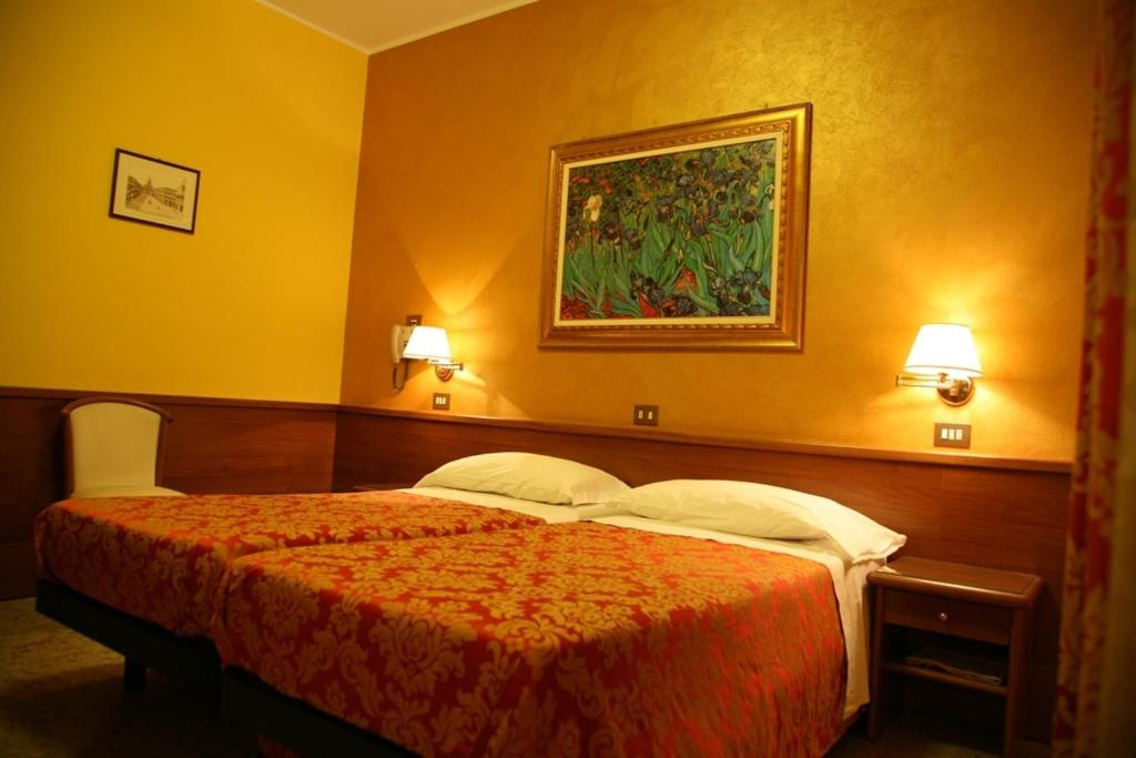 Double or Twin Room - Photo 8