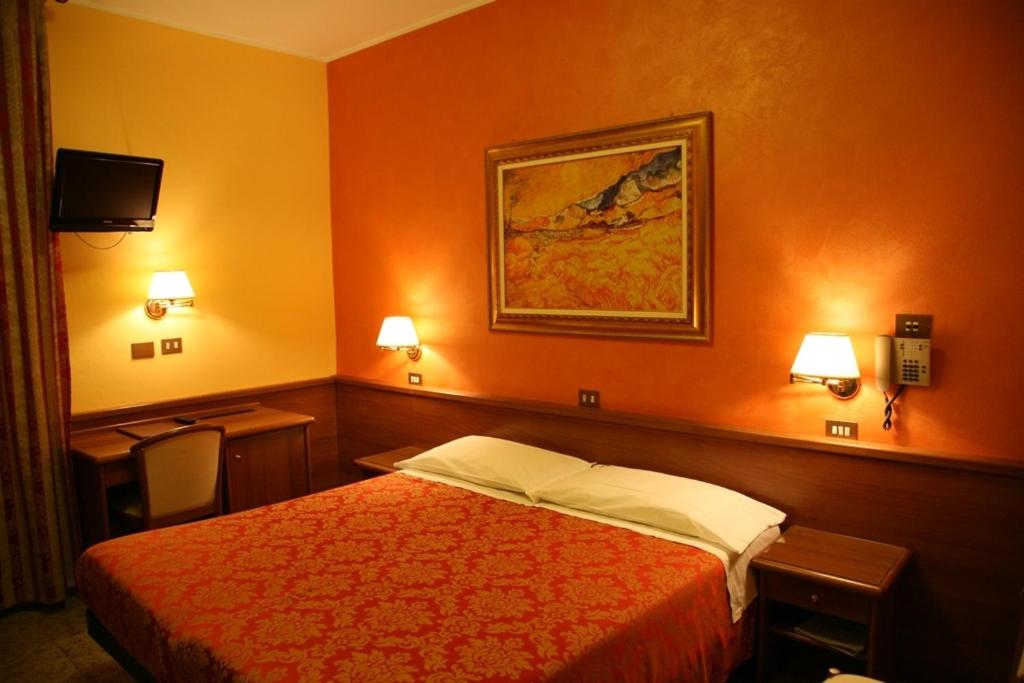 Double or Twin Room - Photo 9