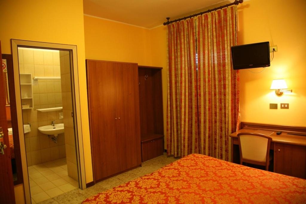 Double or Twin Room - Photo 7