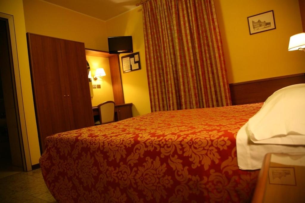 Double or Twin Room - Photo 4