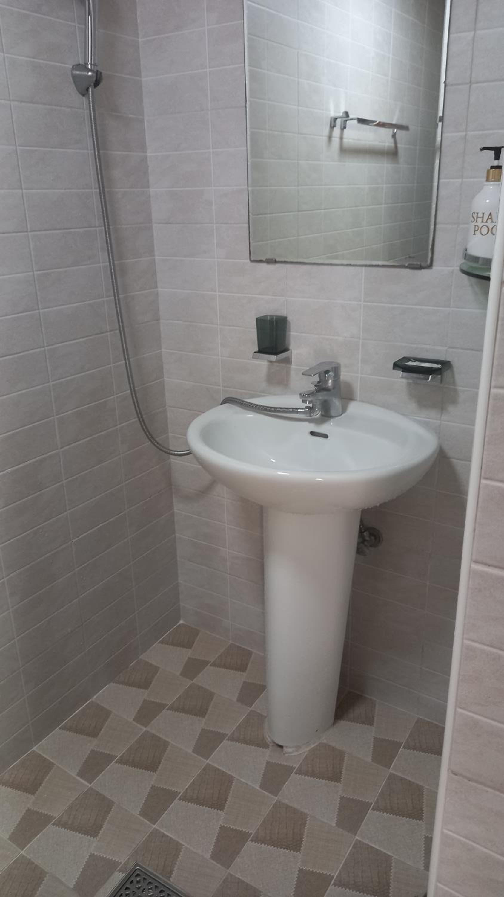 Double Room with Private Bathroom - Photo 10