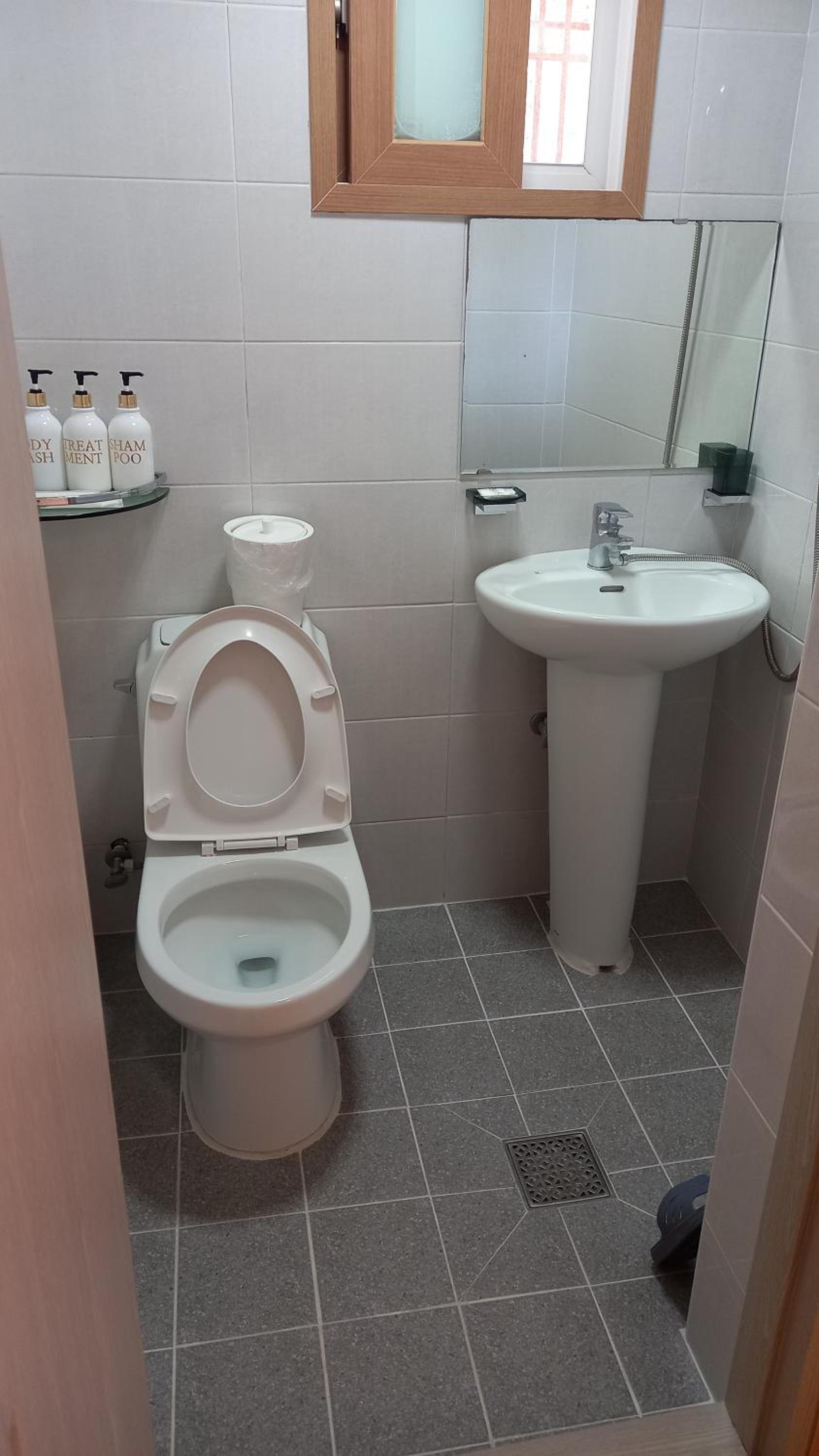 Double Room with Private Bathroom - Photo 11