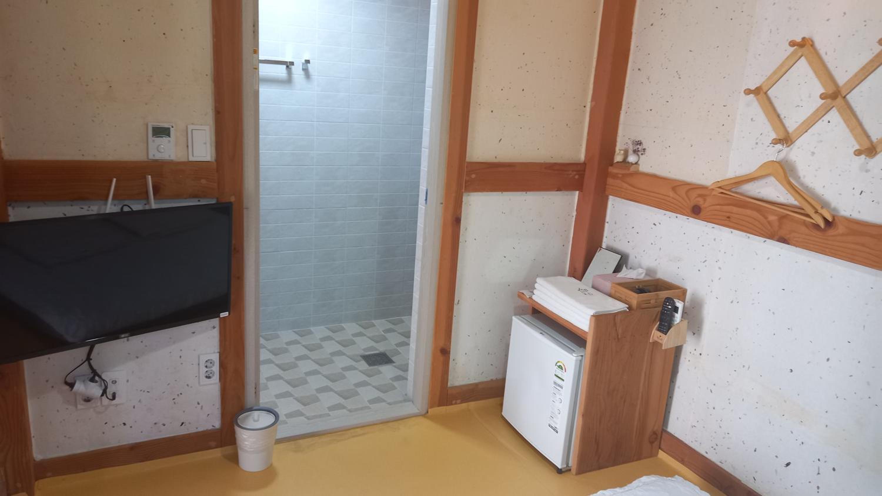 Double Room with Private Bathroom - Photo 6