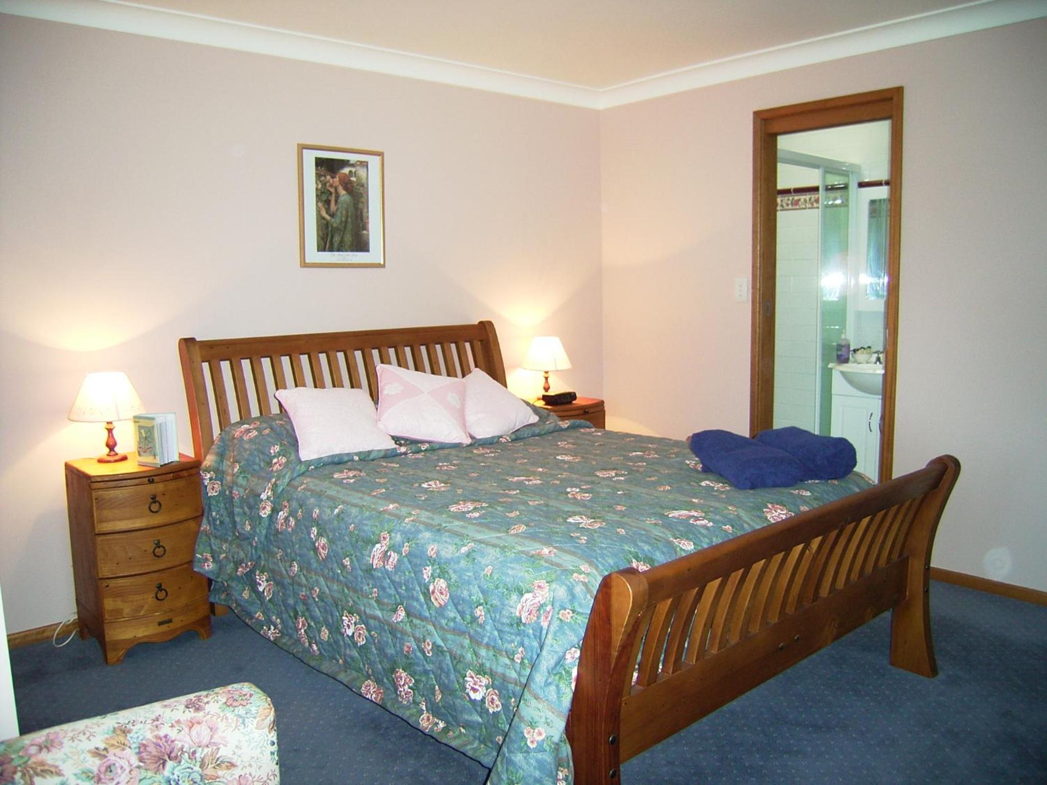 Queen Room photo 2