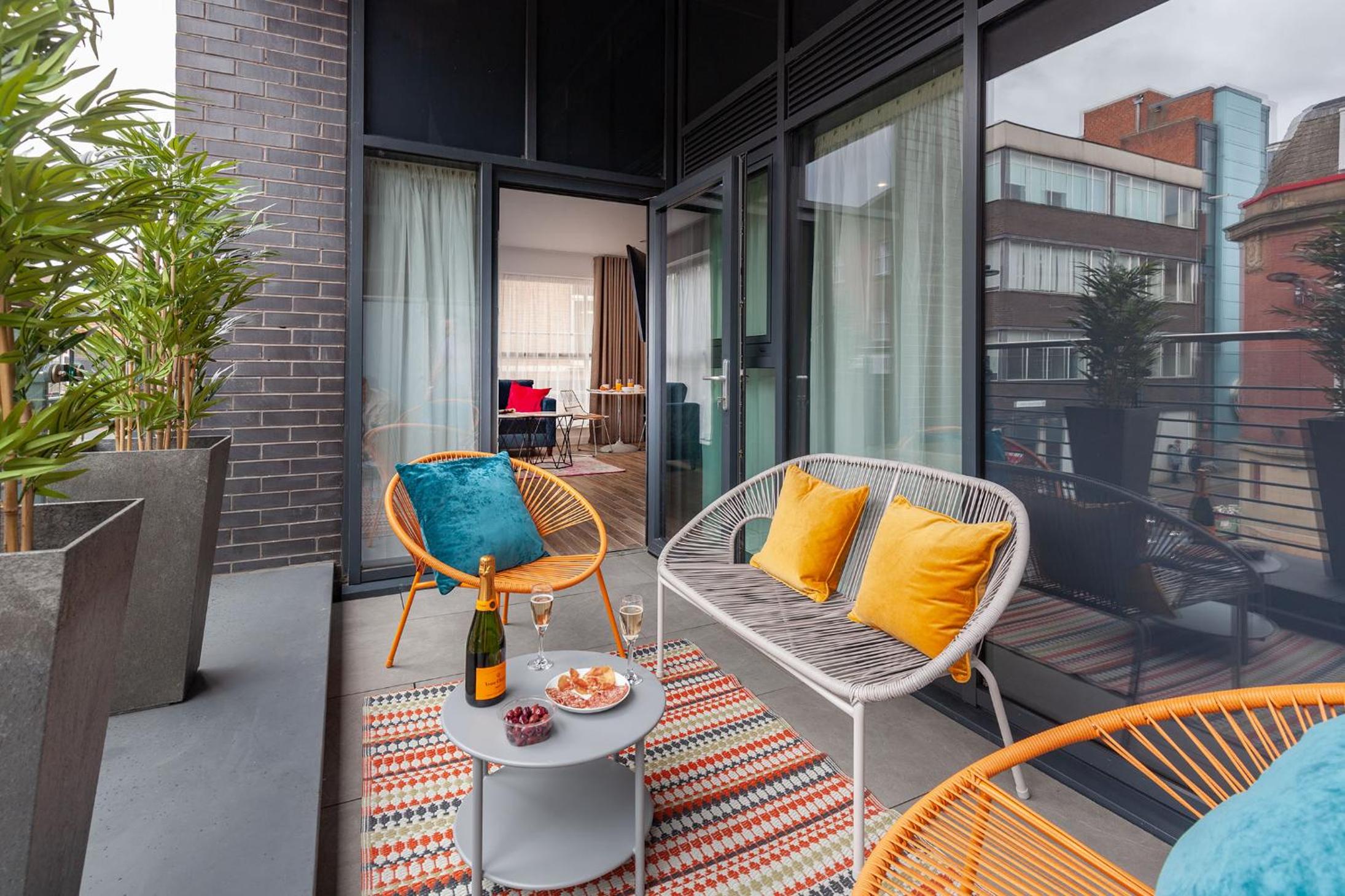 One-Bedroom Apartment with Balcony photo 2