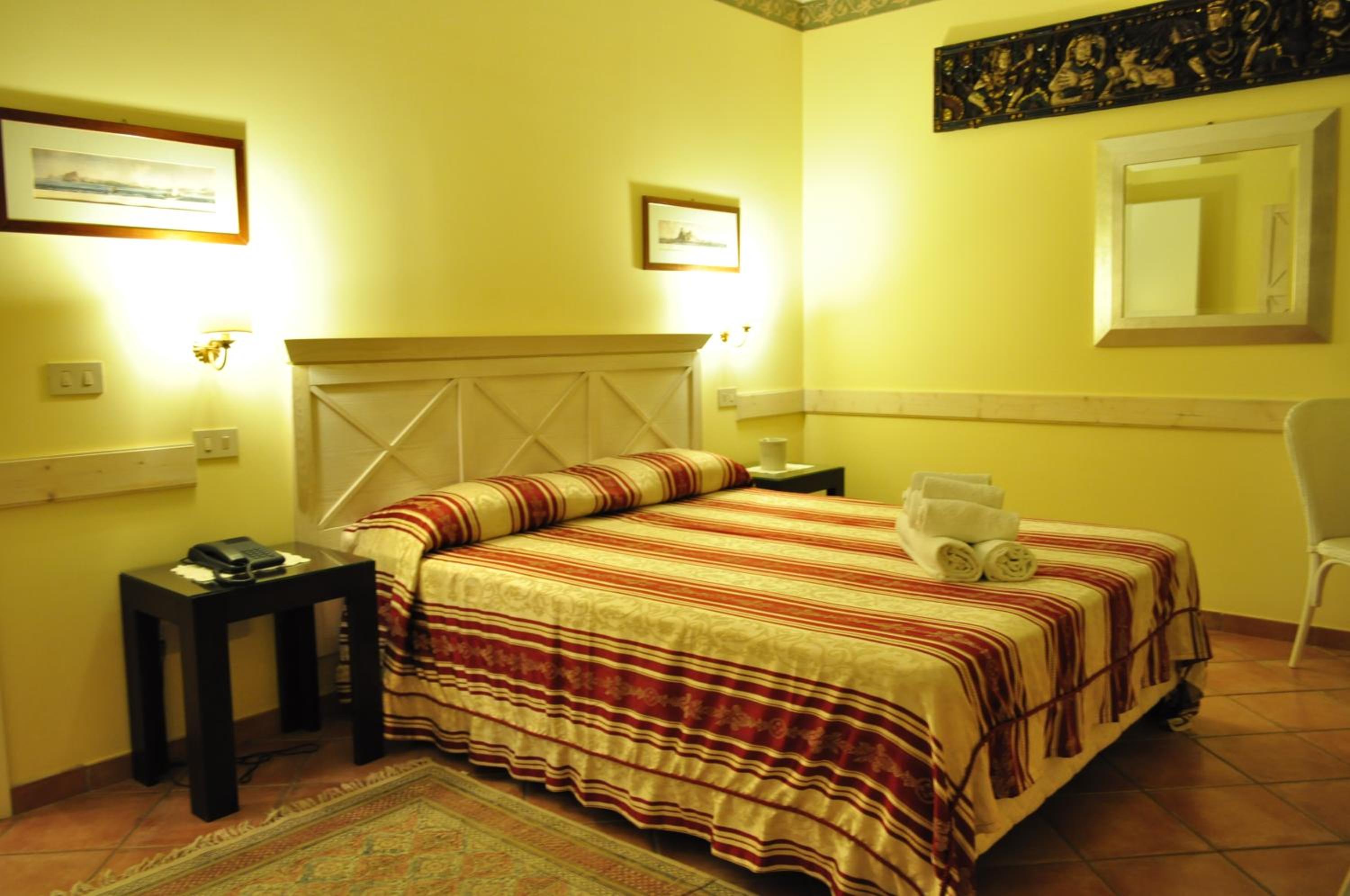 King Room with Balcony - Photo 4