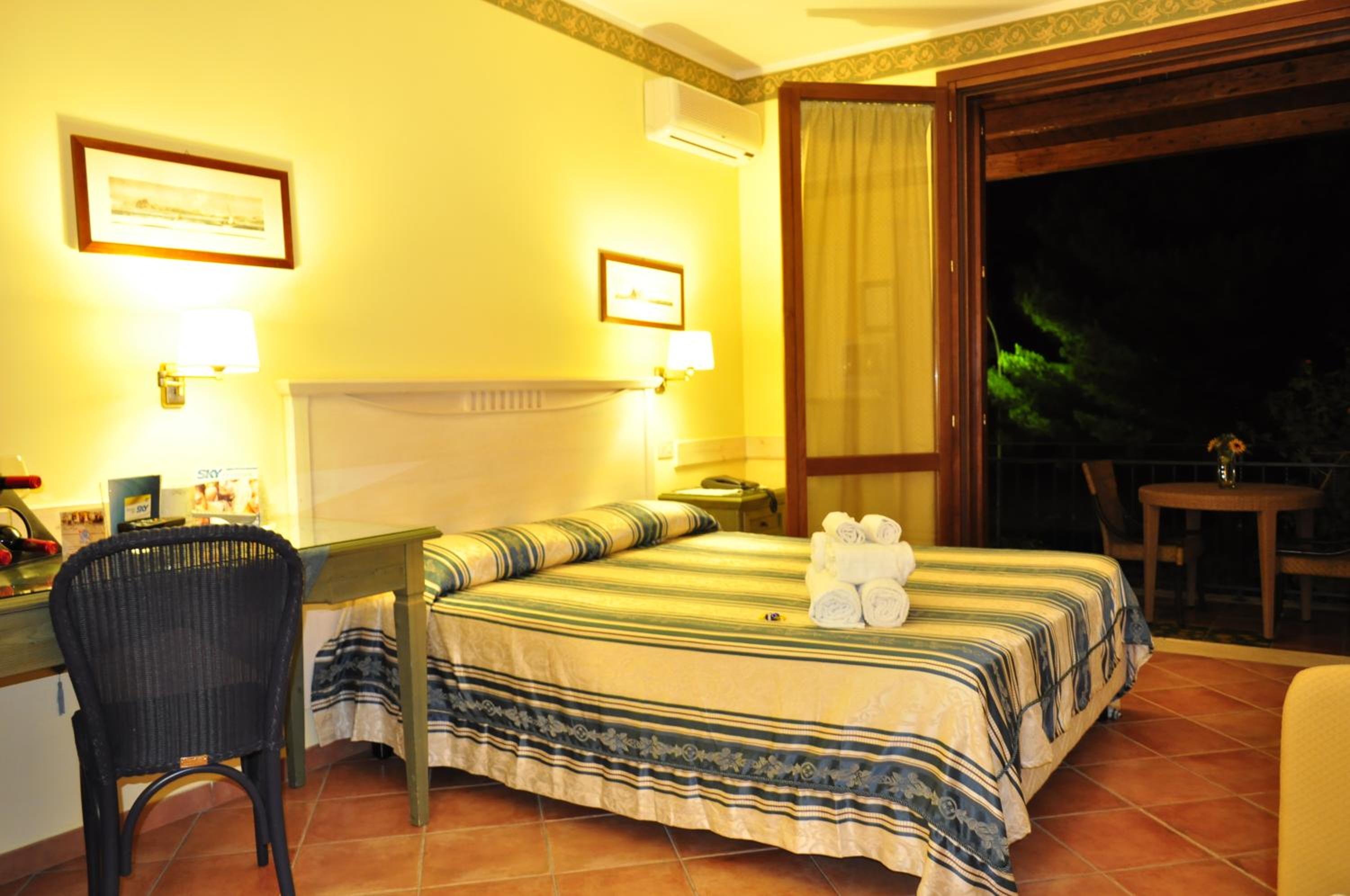 King Room with Balcony - Photo 6