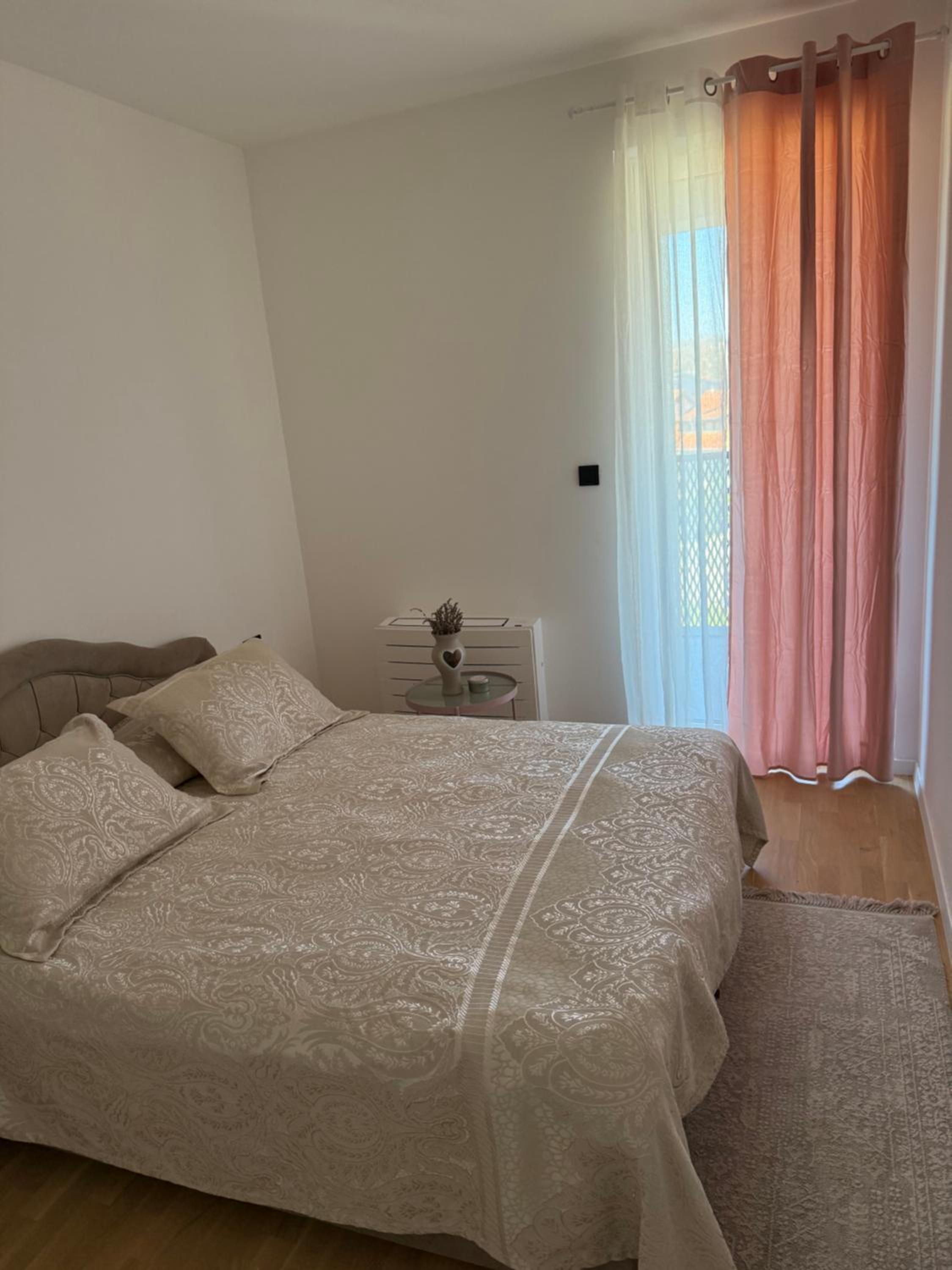 Deluxe One-Bedroom Apartment