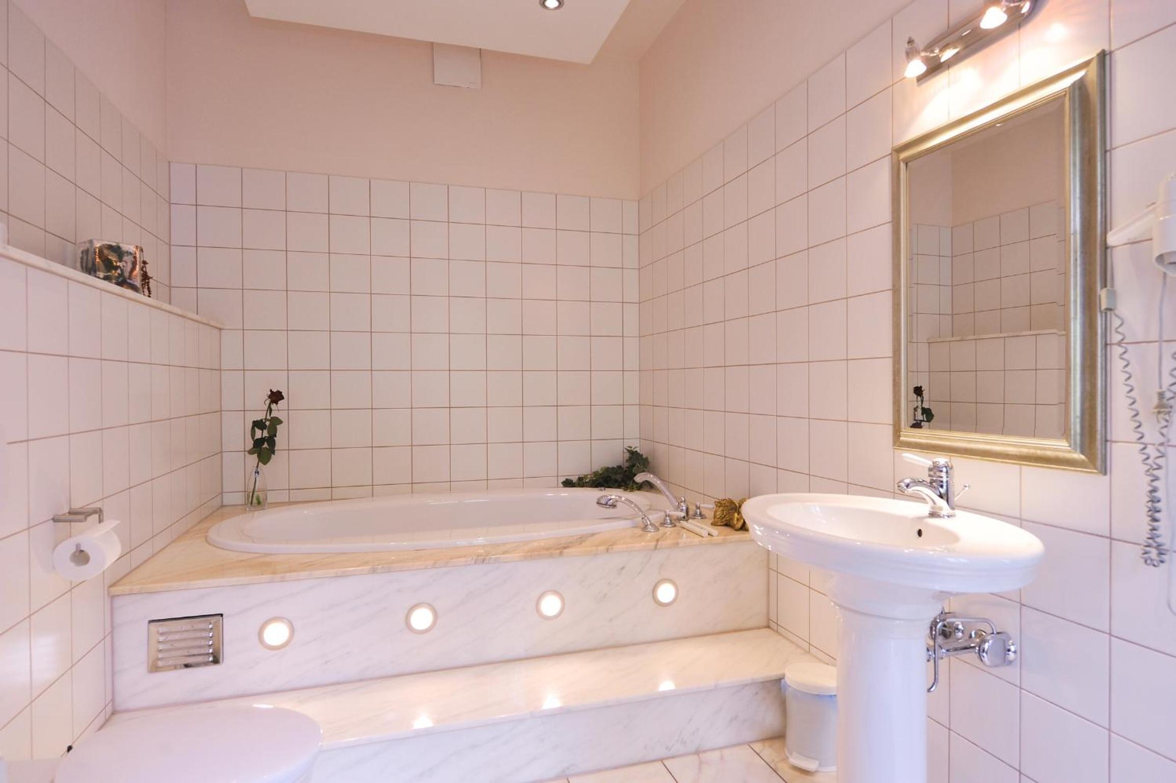 Deluxe Suite - Photo 6