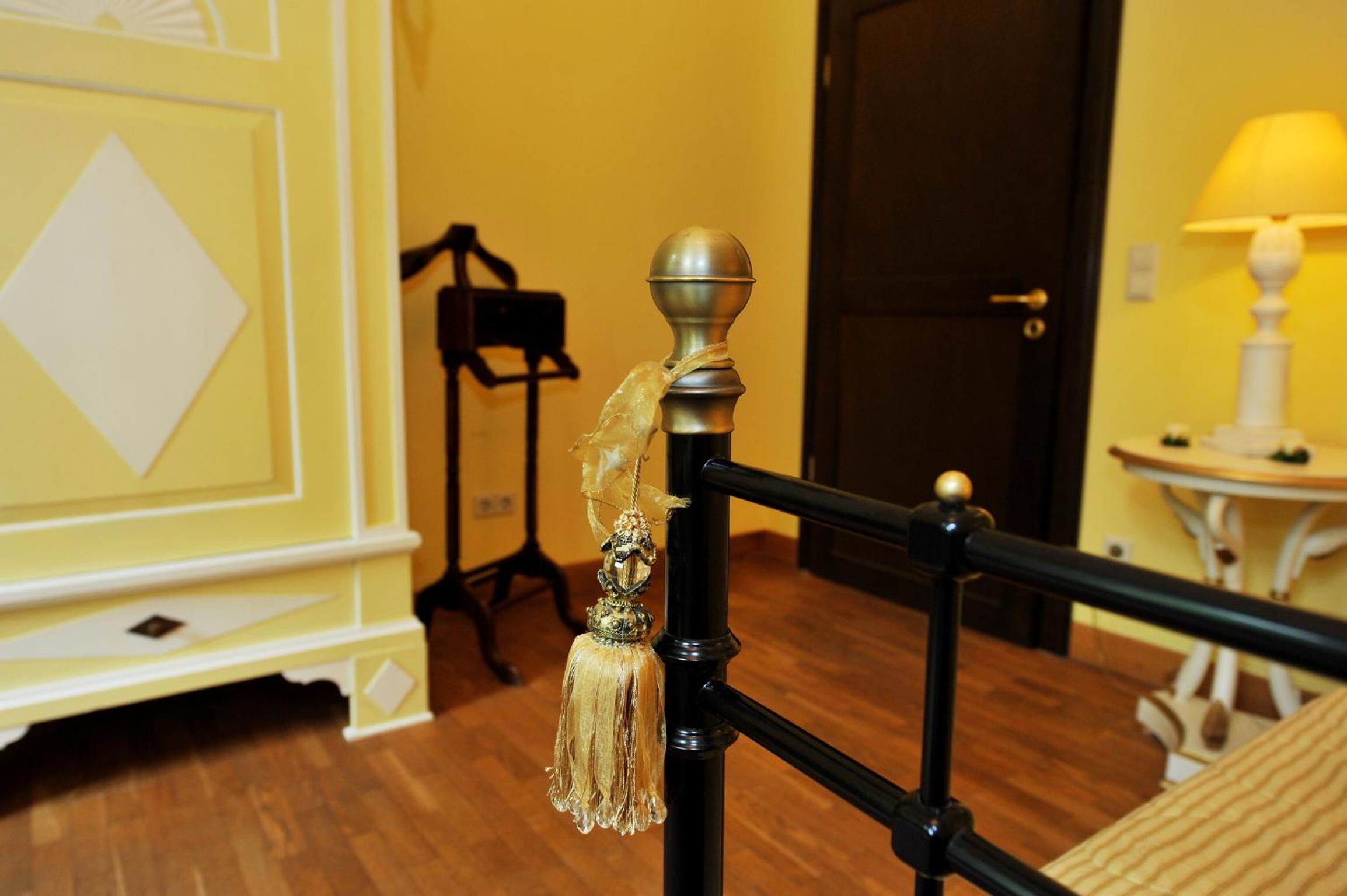 Classic Family Room - Photo 2