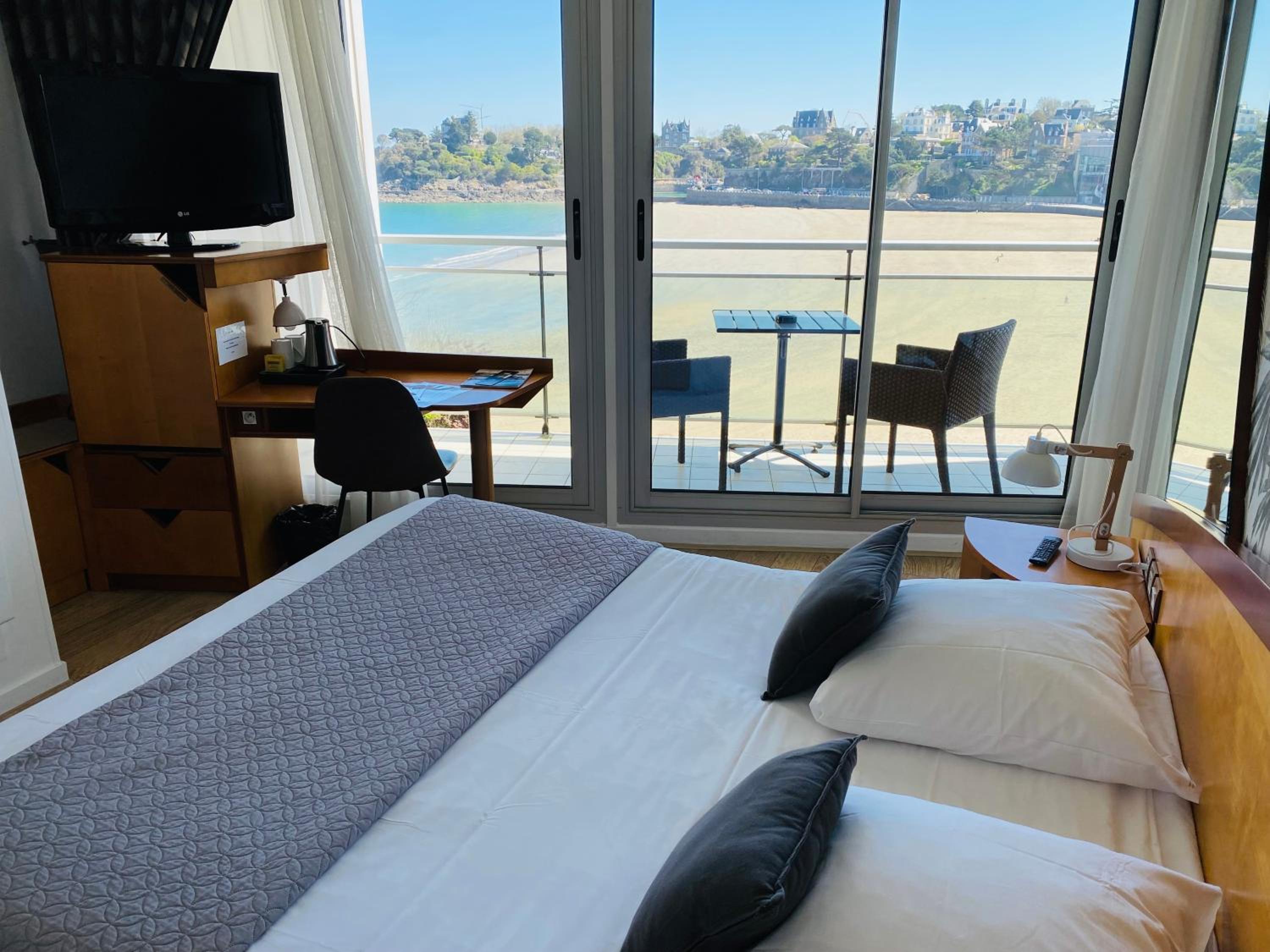 Comfort Queen Room with Balcony and Water Front - Non-Smoking