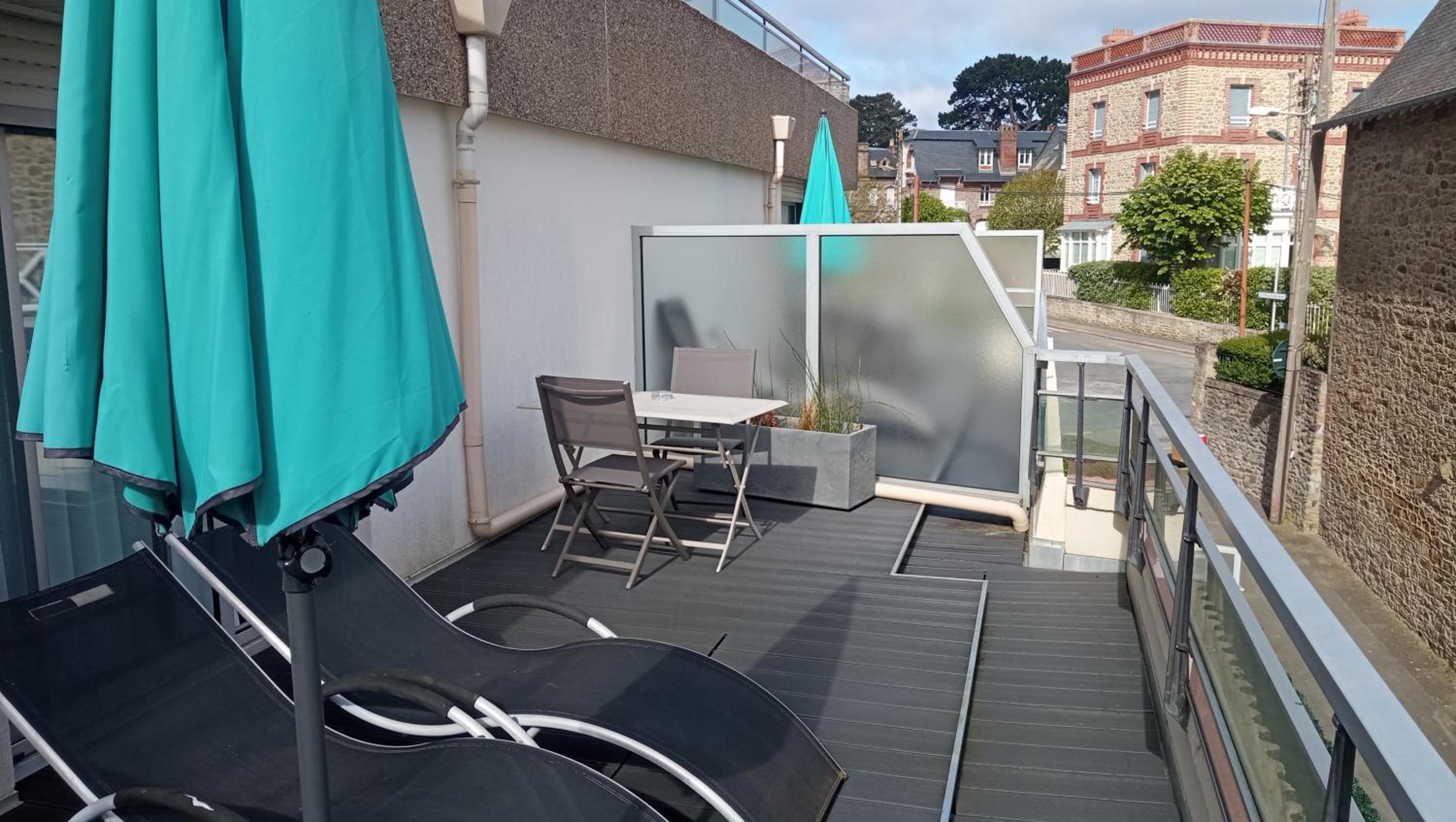 Comfort Queen Room with Terrace and Garden View - Non-Smoking