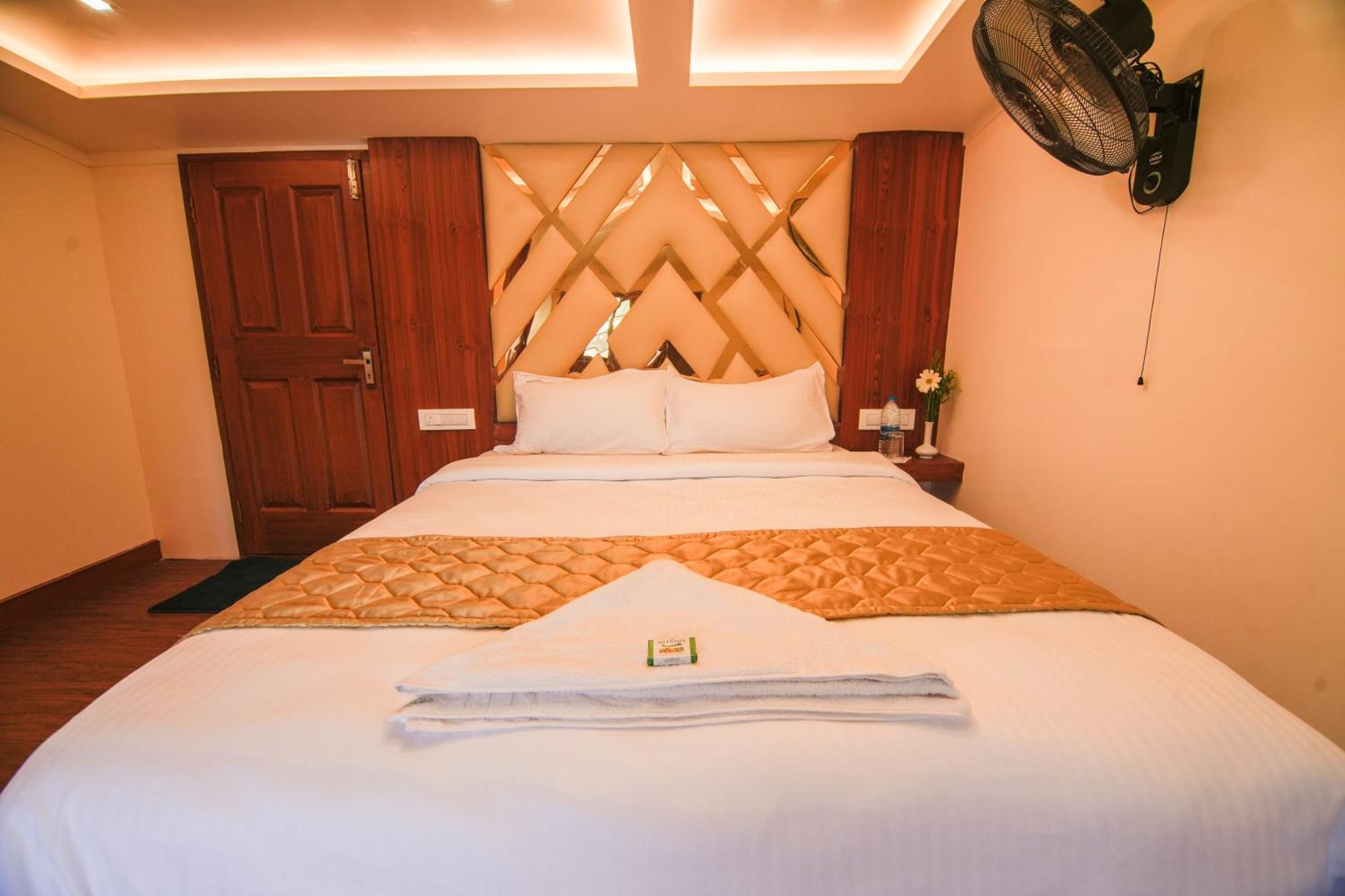 Double Room with Lake View - Photo 9