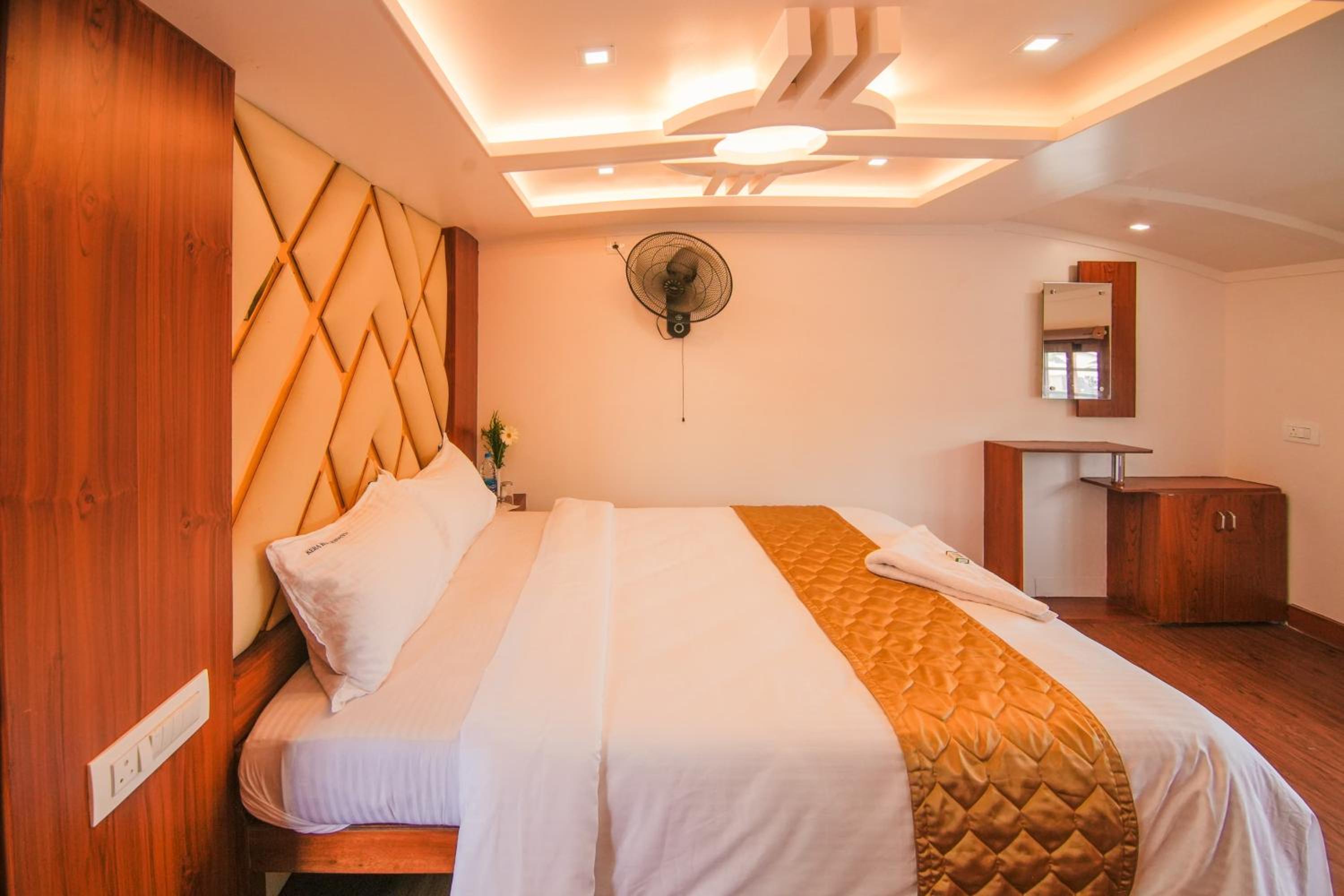 Double Room with Lake View - Photo 5