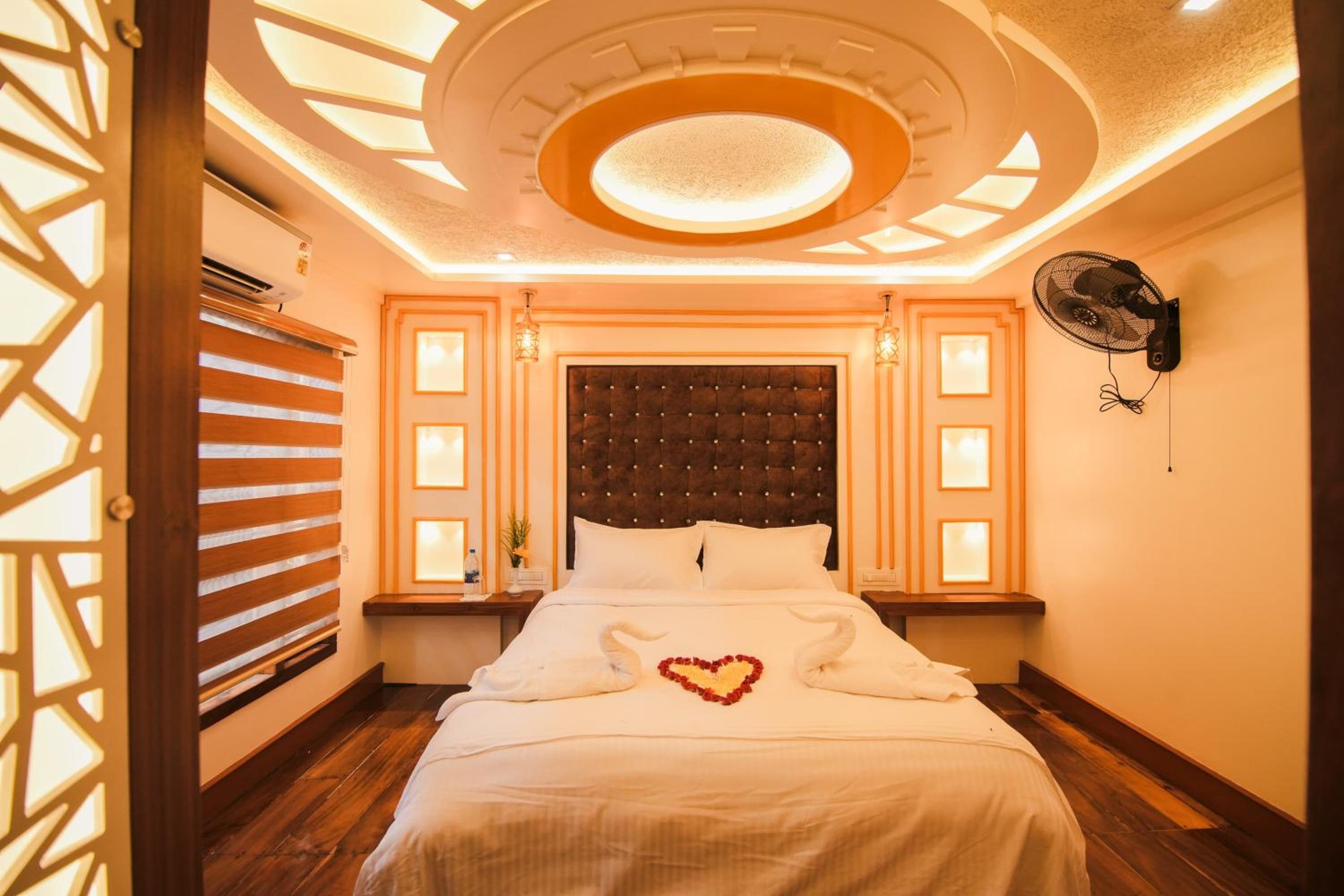 Double Room with Lake View - Photo 3