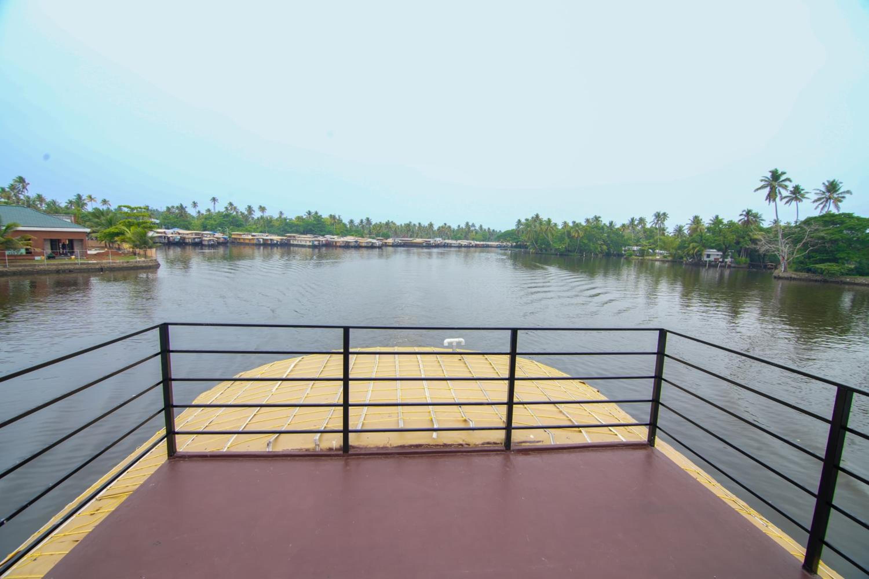 Double Room with Lake View - Photo 7