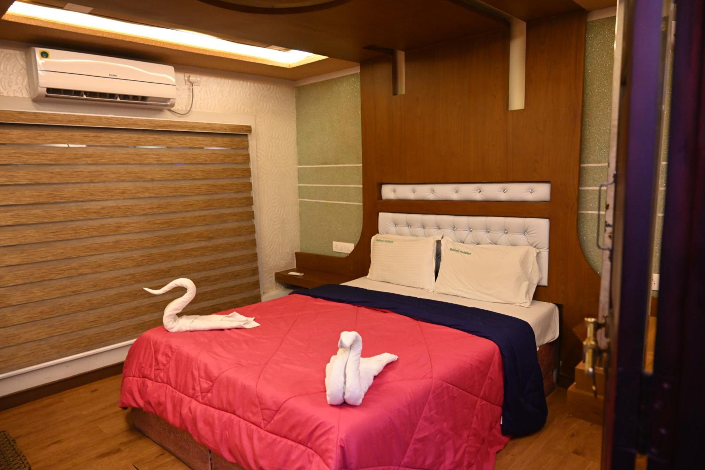 Double Room with Lake View - Photo 13
