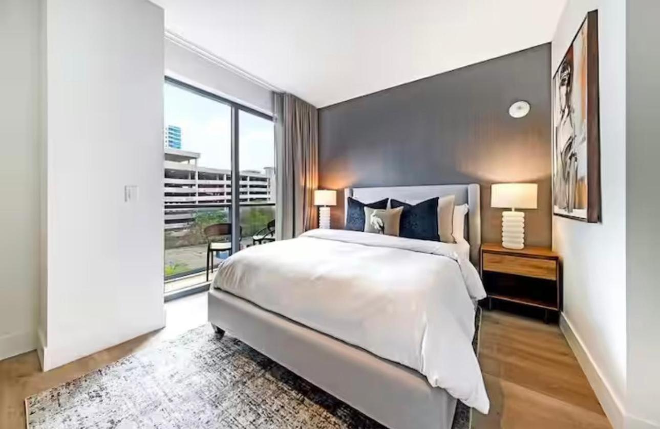 Deluxe One-Bedroom Apartment with City View photo 1