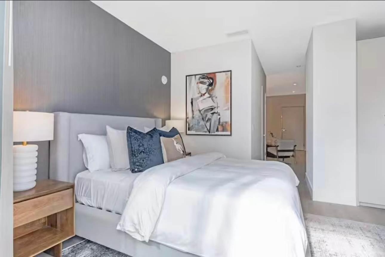 Deluxe One-Bedroom Apartment with City View photo 2