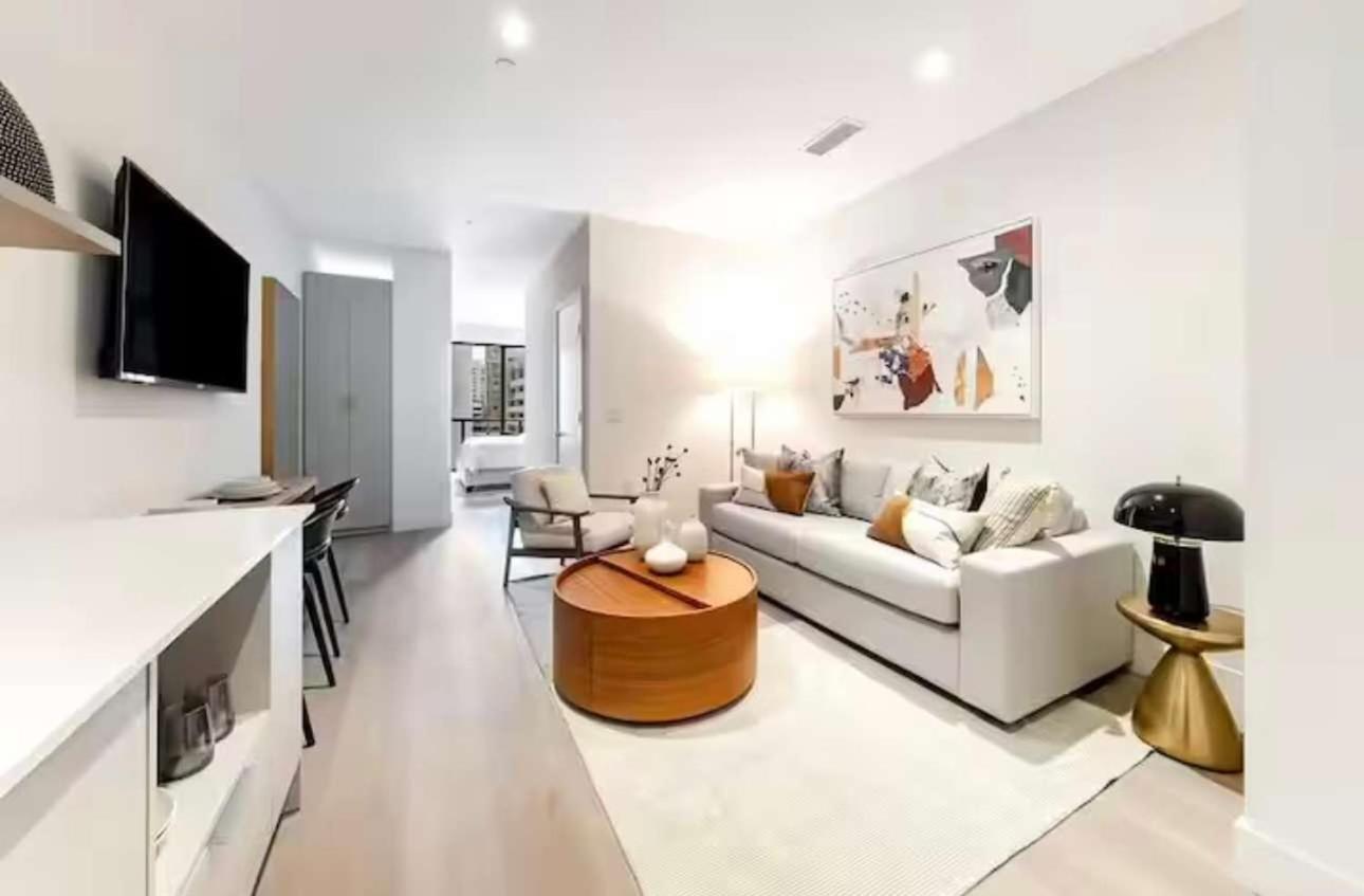 Deluxe One-Bedroom Apartment with City View photo 3