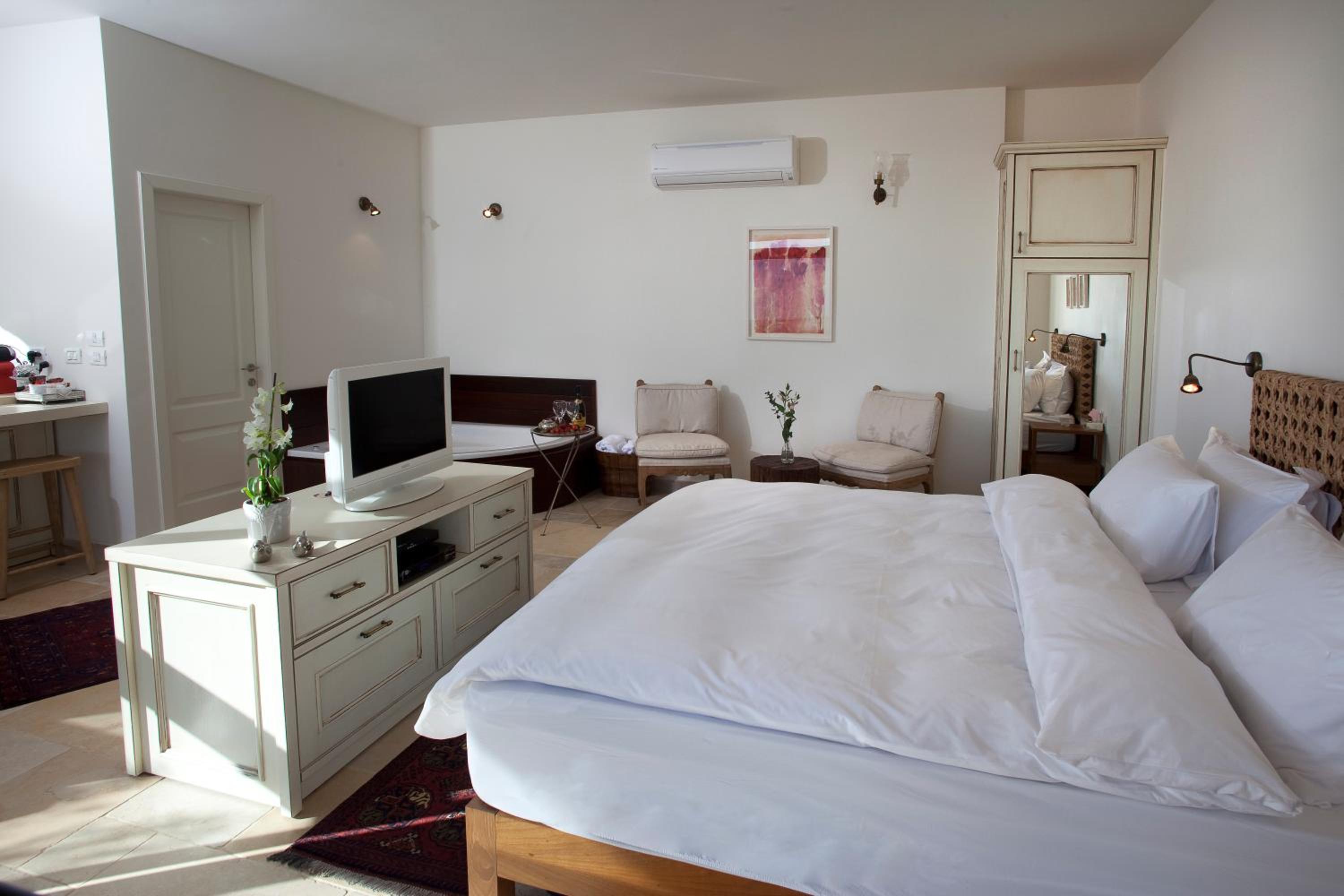 Classic Suite with Mountain View photo 3