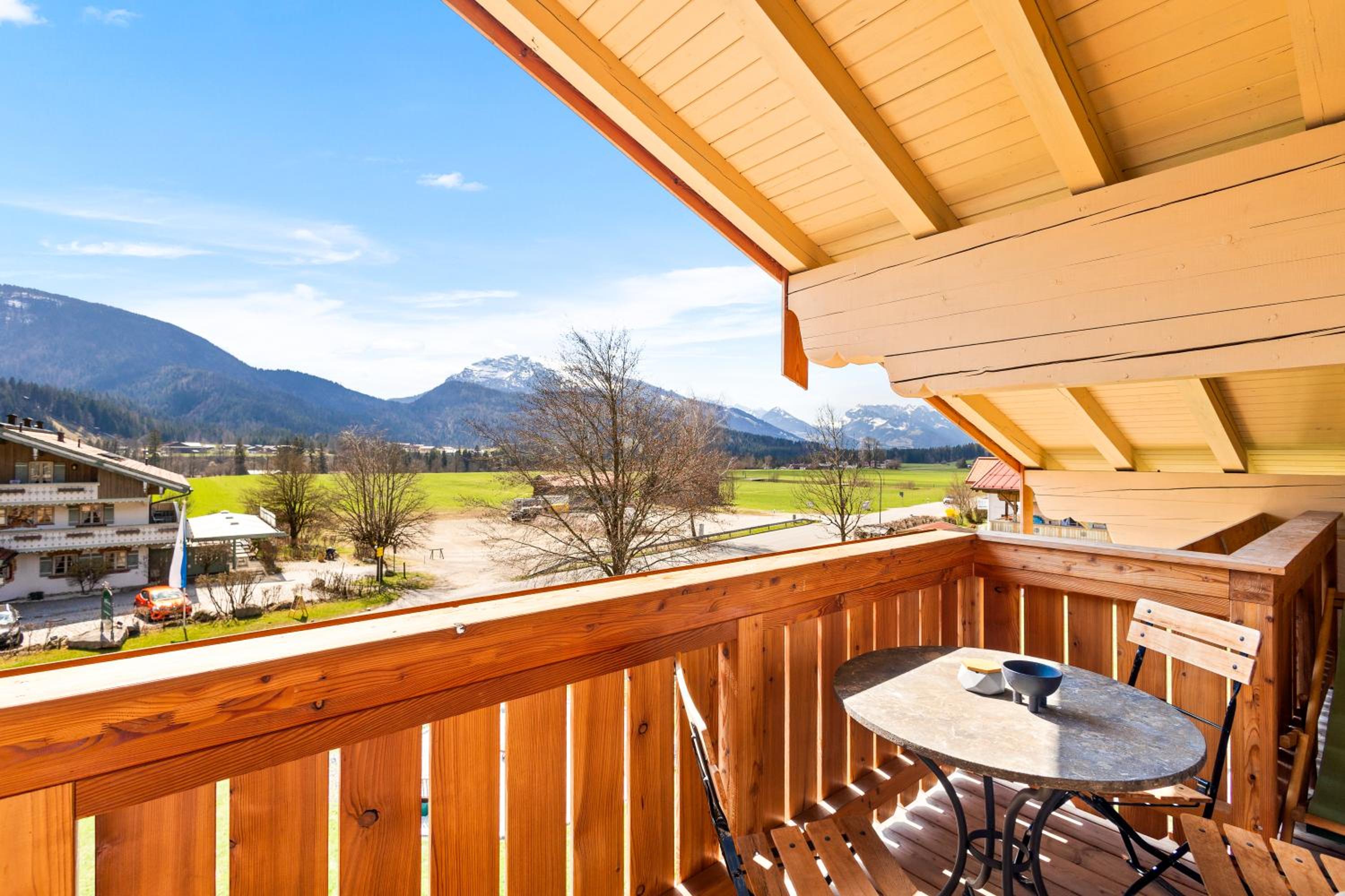 Apartment with Mountain View