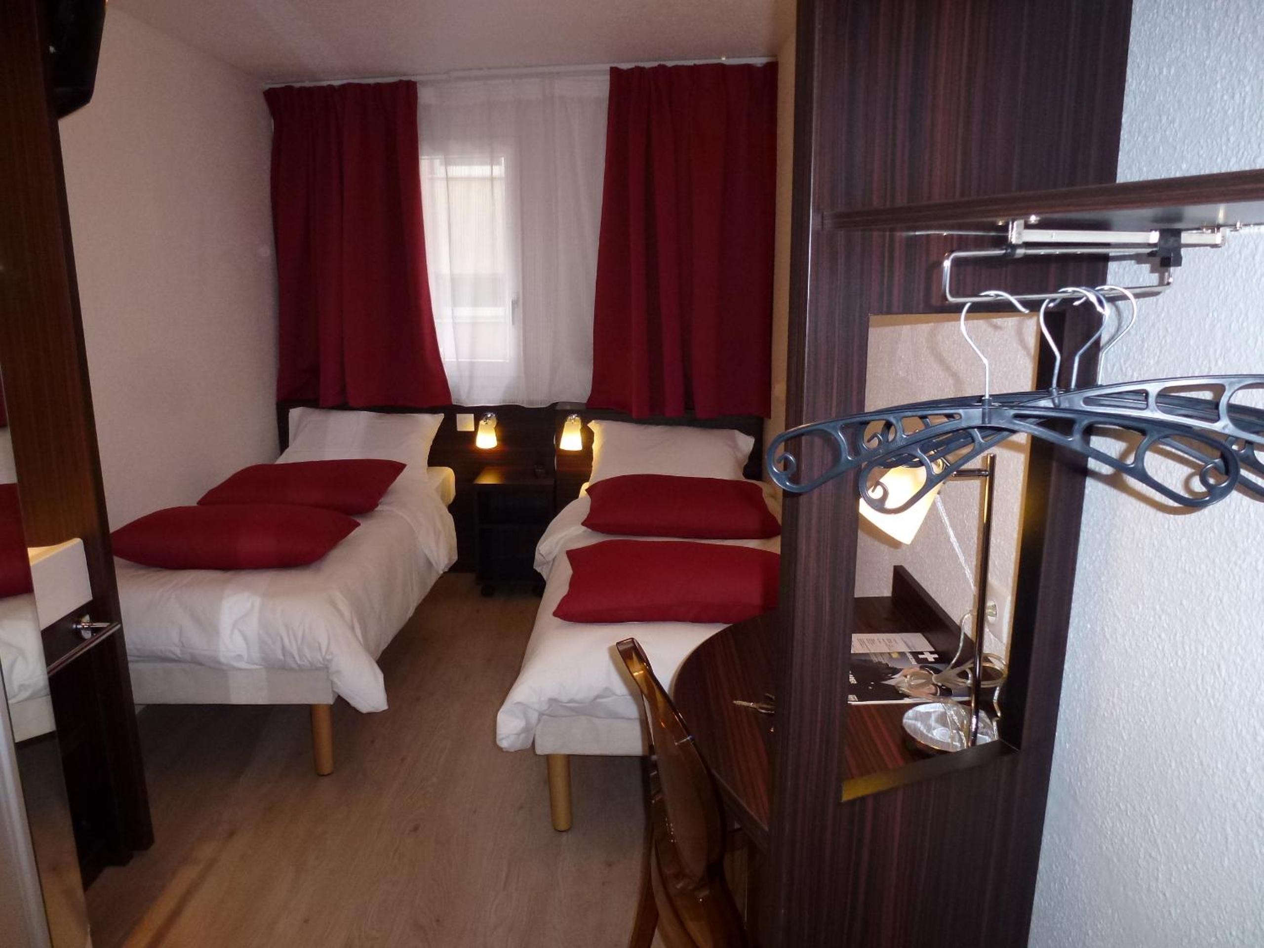 Twin Room - Photo 3