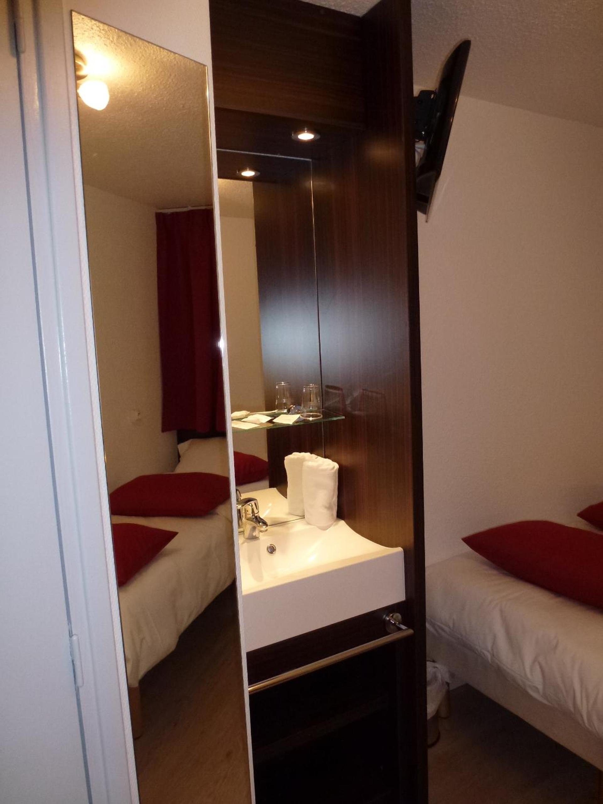 Twin Room - Photo 2