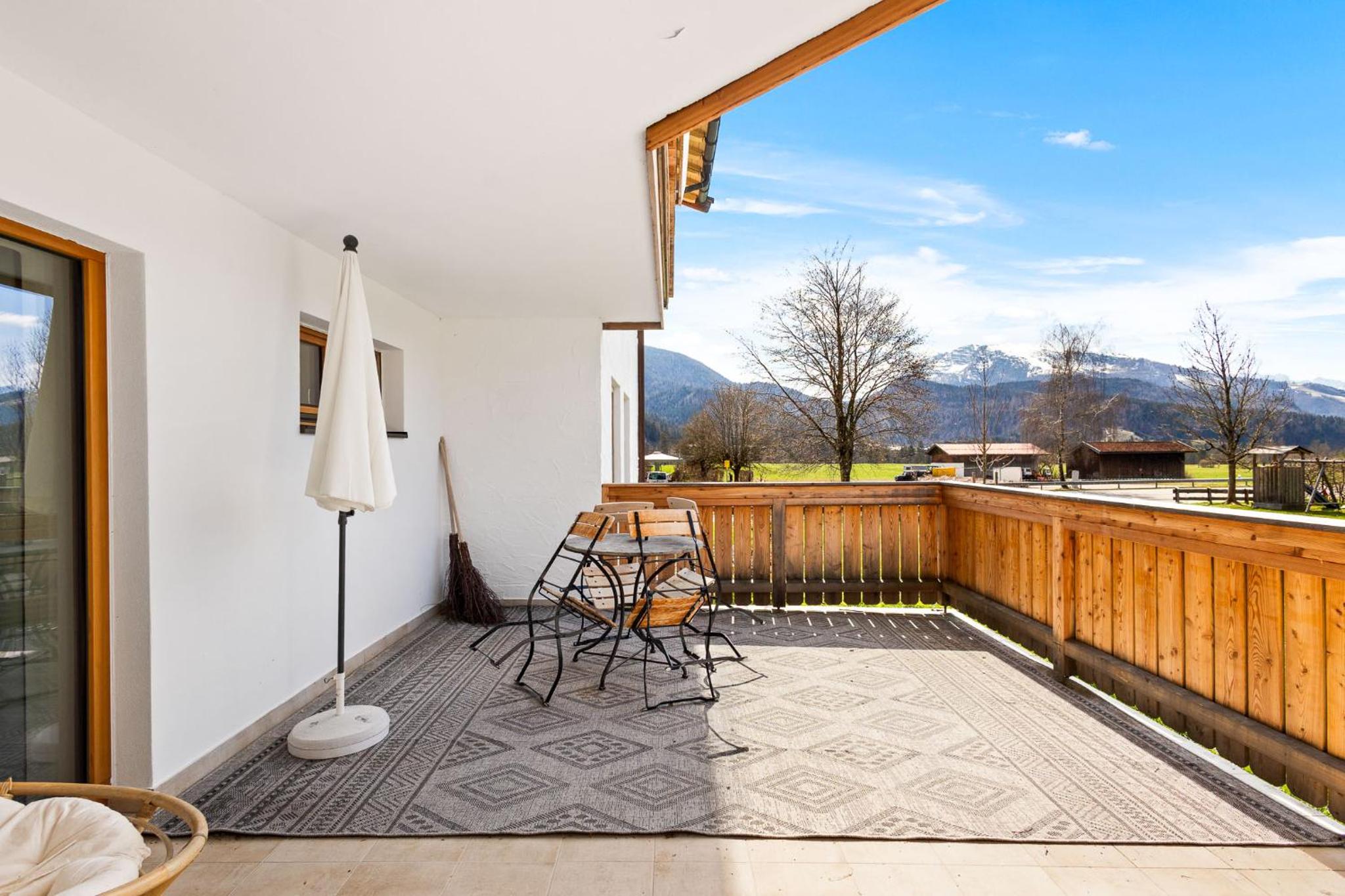 Apartment with Mountain View