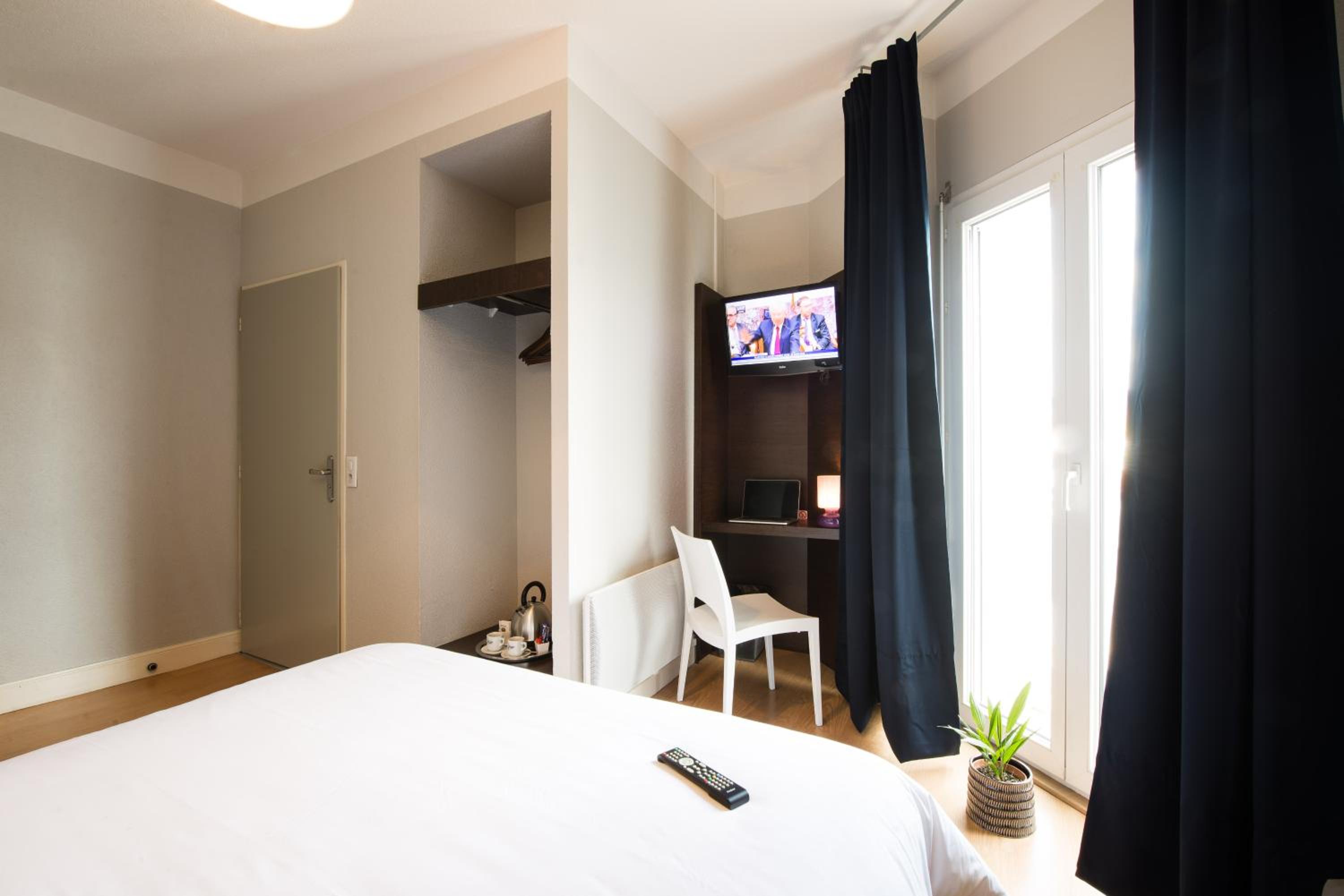 Double or Twin Room with Castle View - Photo 3