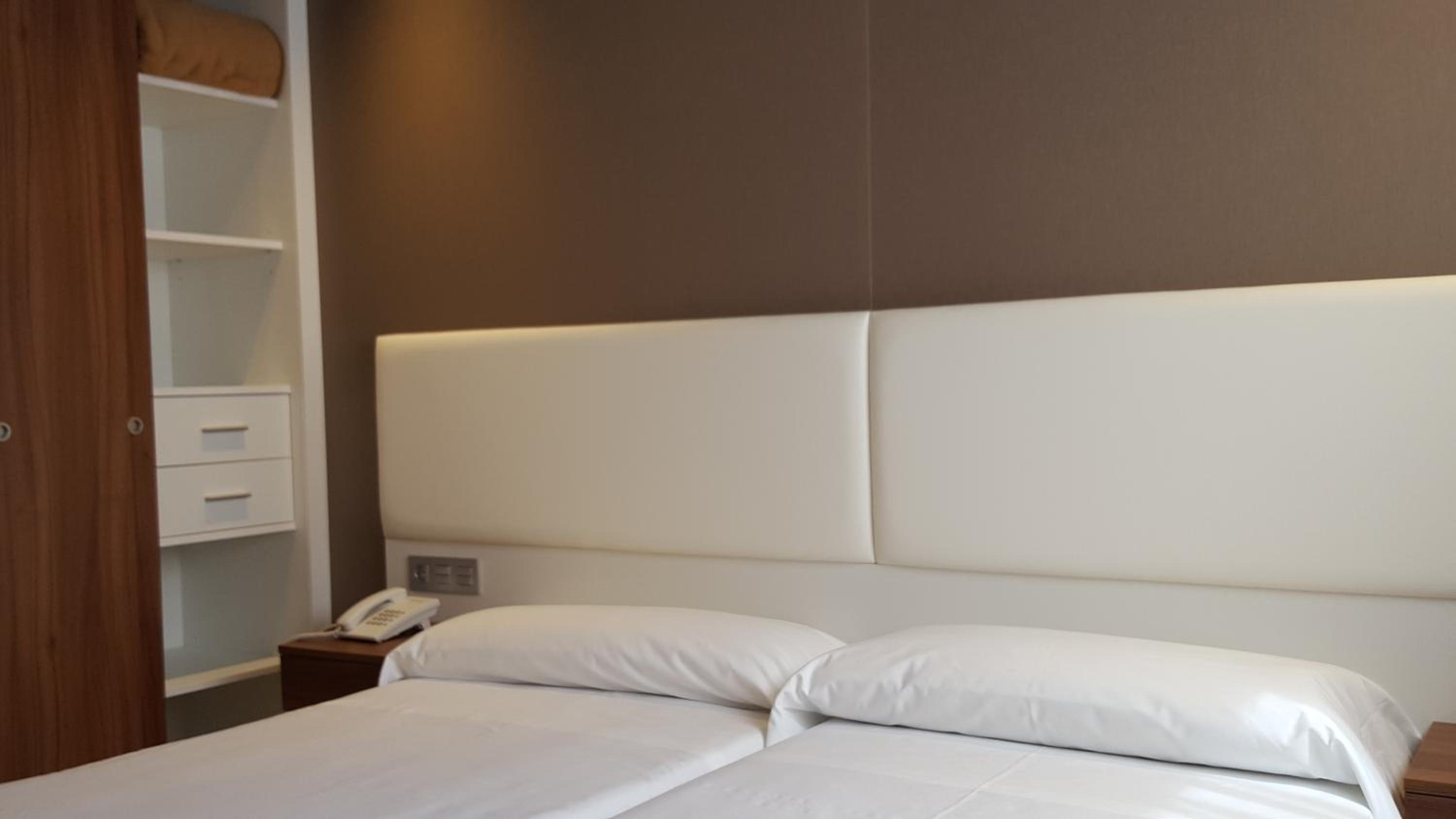 Twin Room - Photo 4